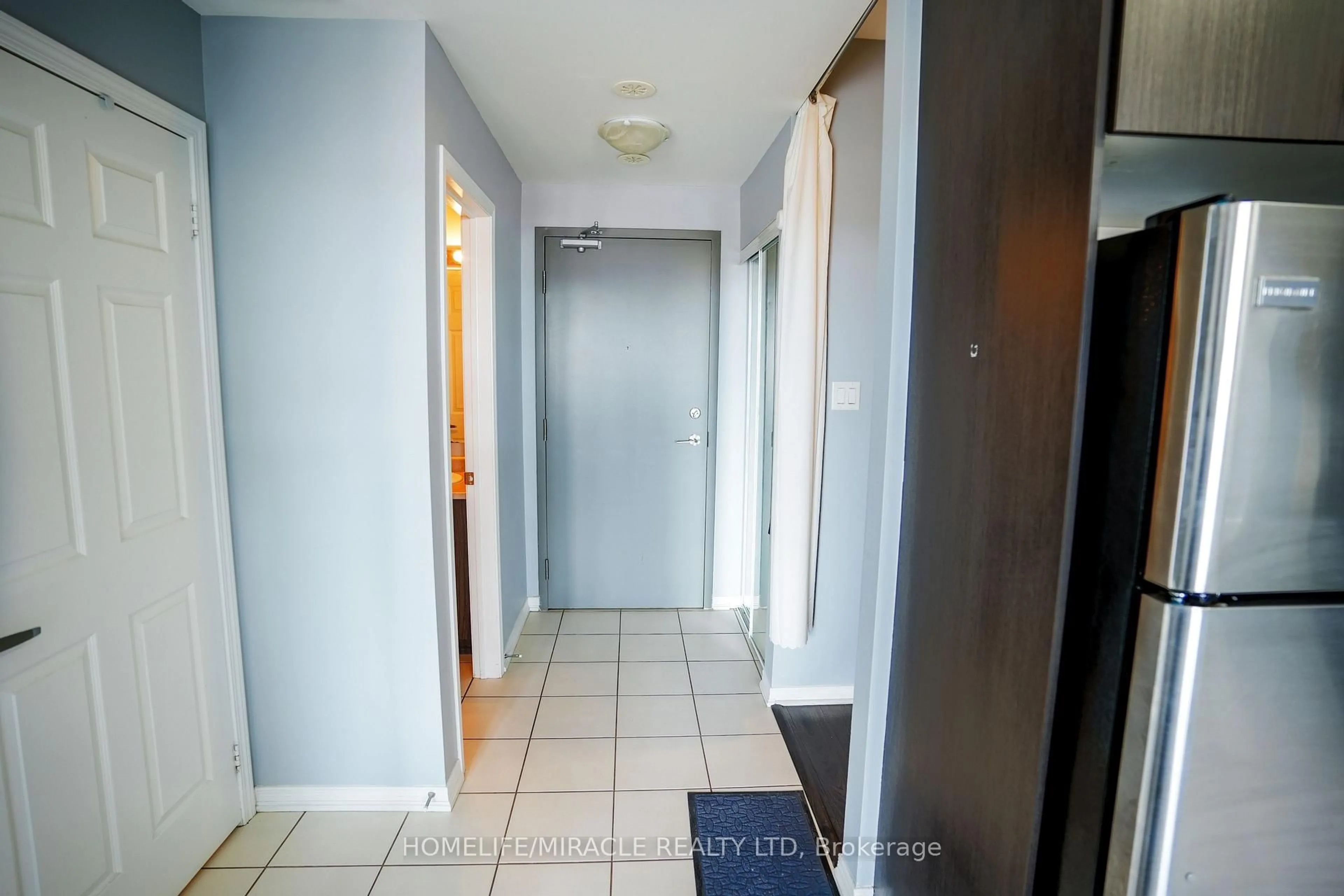 Indoor foyer for 54 Sky Harbour Dr #306, Brampton Ontario L6Y 6B9