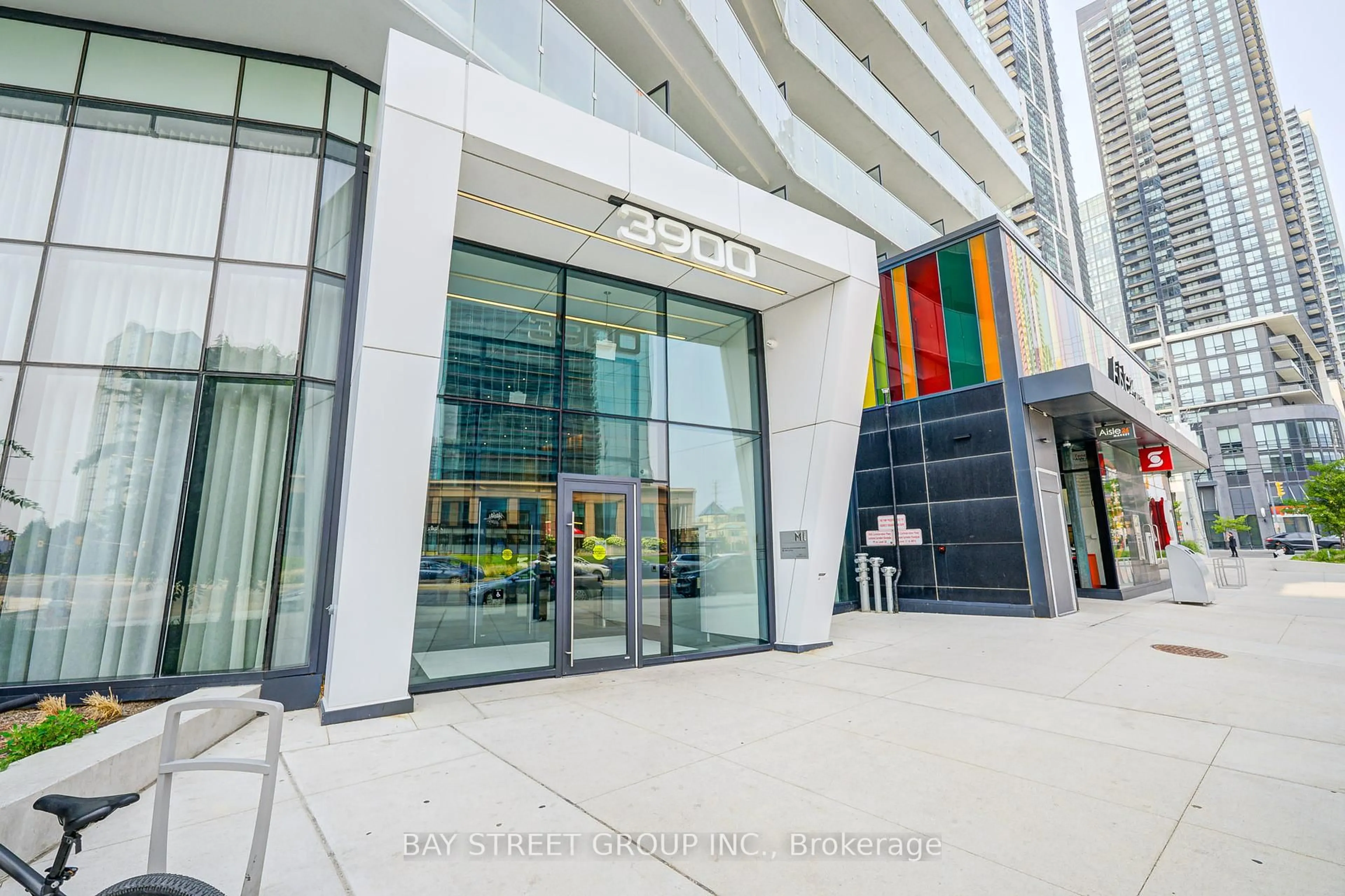 Indoor foyer for 3900 Confederation Pkwy #3207, Mississauga Ontario L5B 0M3