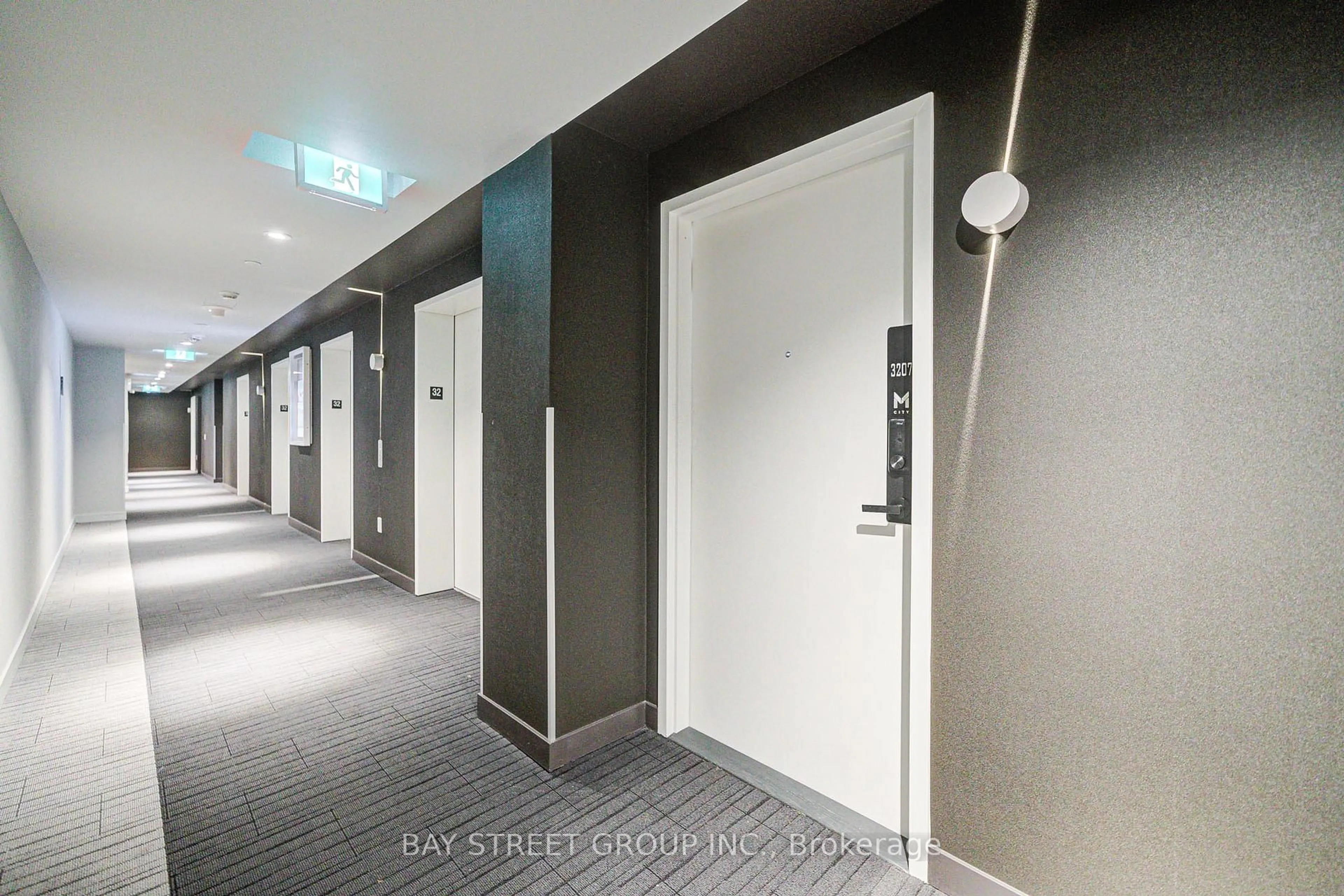 Indoor foyer for 3900 Confederation Pkwy #3207, Mississauga Ontario L5B 0M3