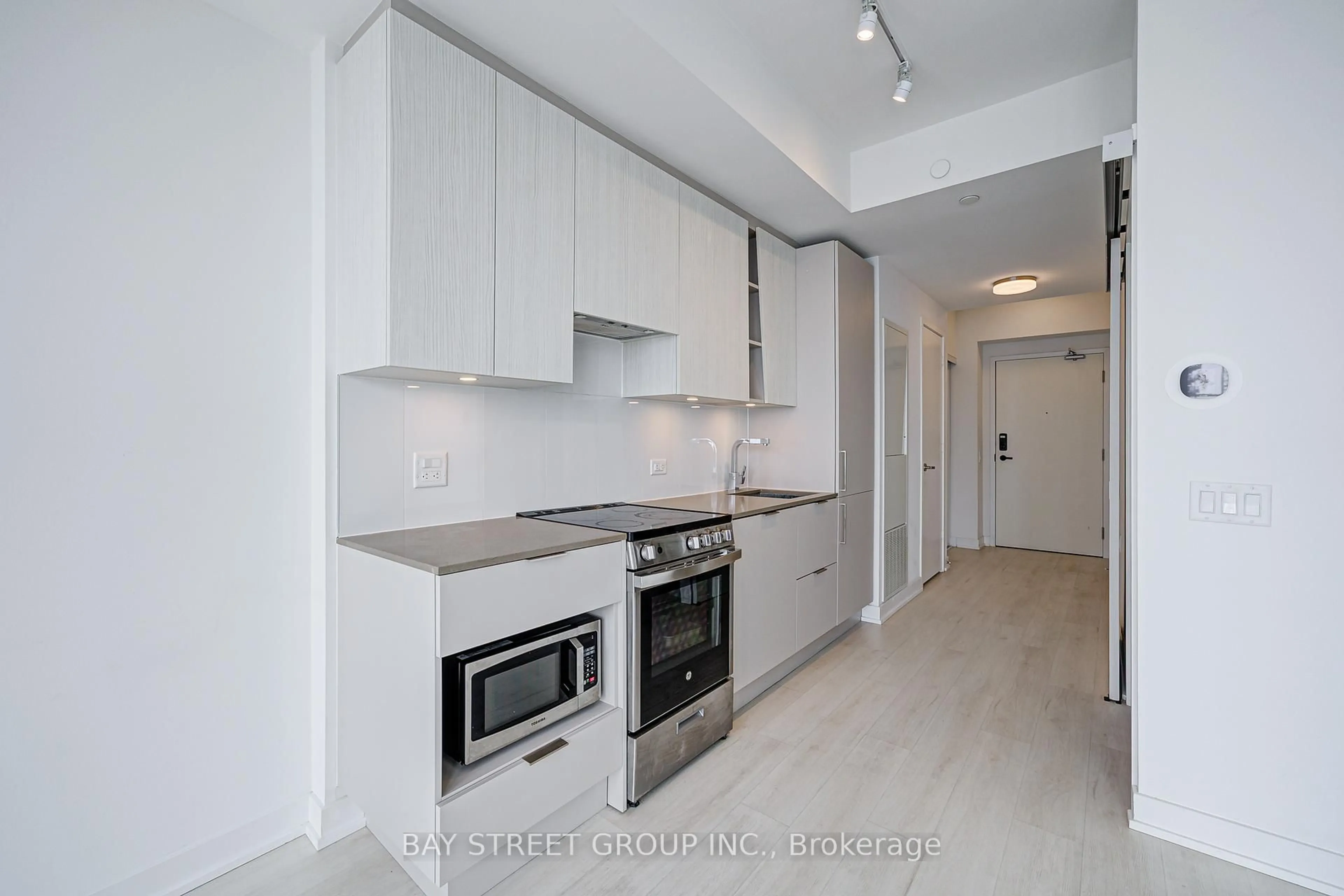 Standard kitchen, unknown for 3900 Confederation Pkwy #3207, Mississauga Ontario L5B 0M3