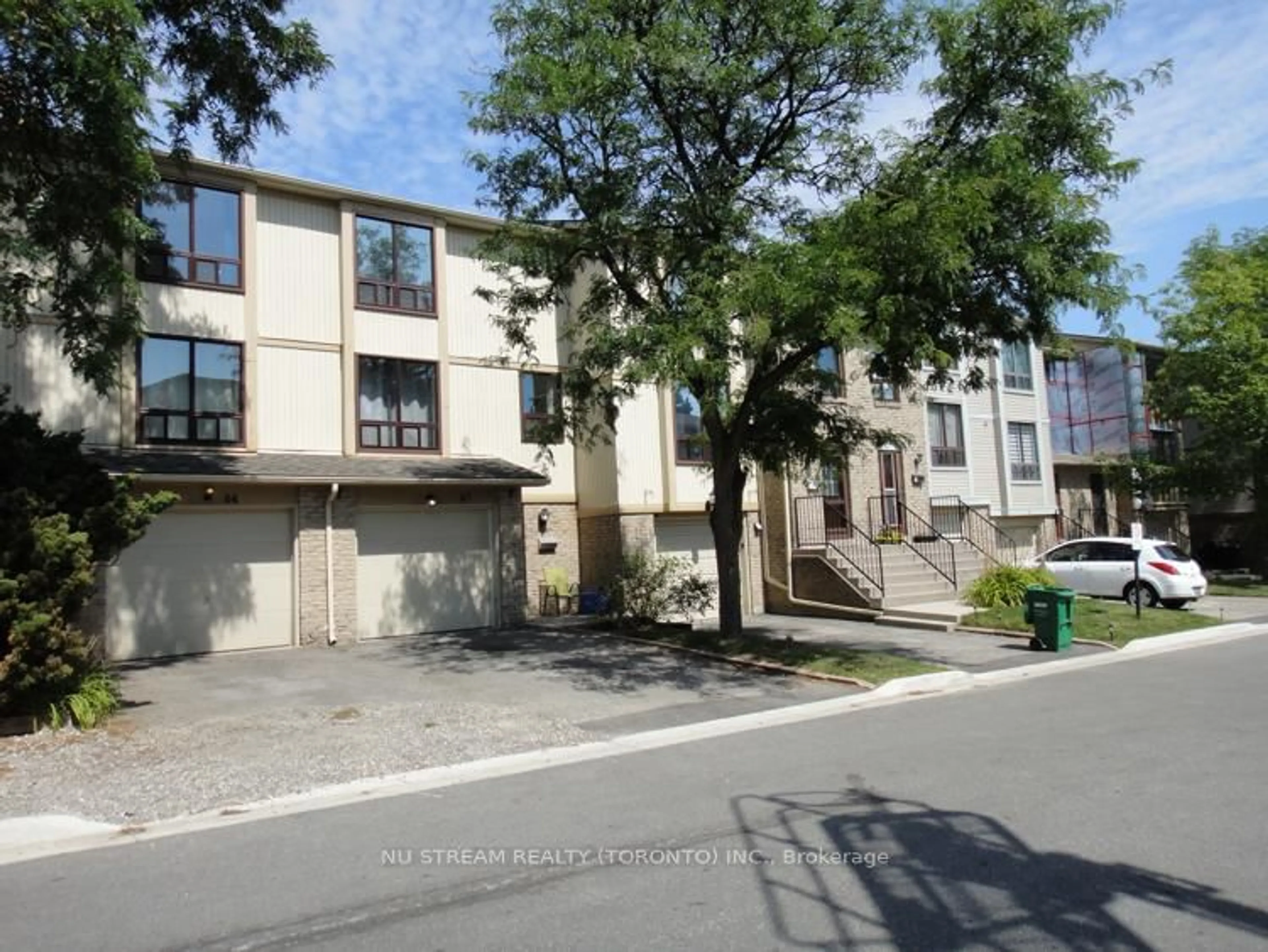 A pic from outside/outdoor area/front of a property/back of a property/a pic from drone, street for 64 Guildford Cres #64, Brampton Ontario L6S 3K2