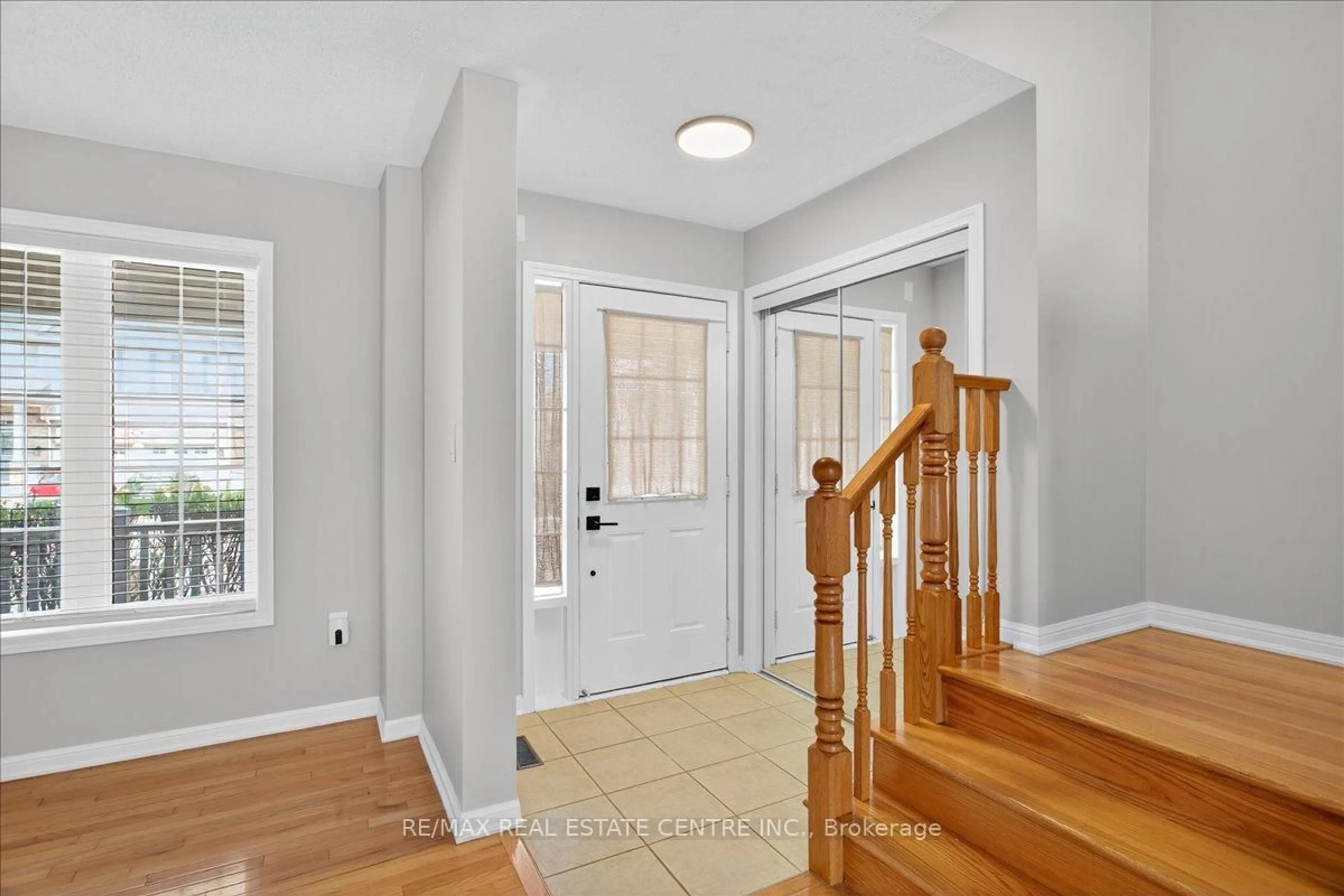 Indoor entryway for 832 Bessy Tr, Milton Ontario L9T 0G7