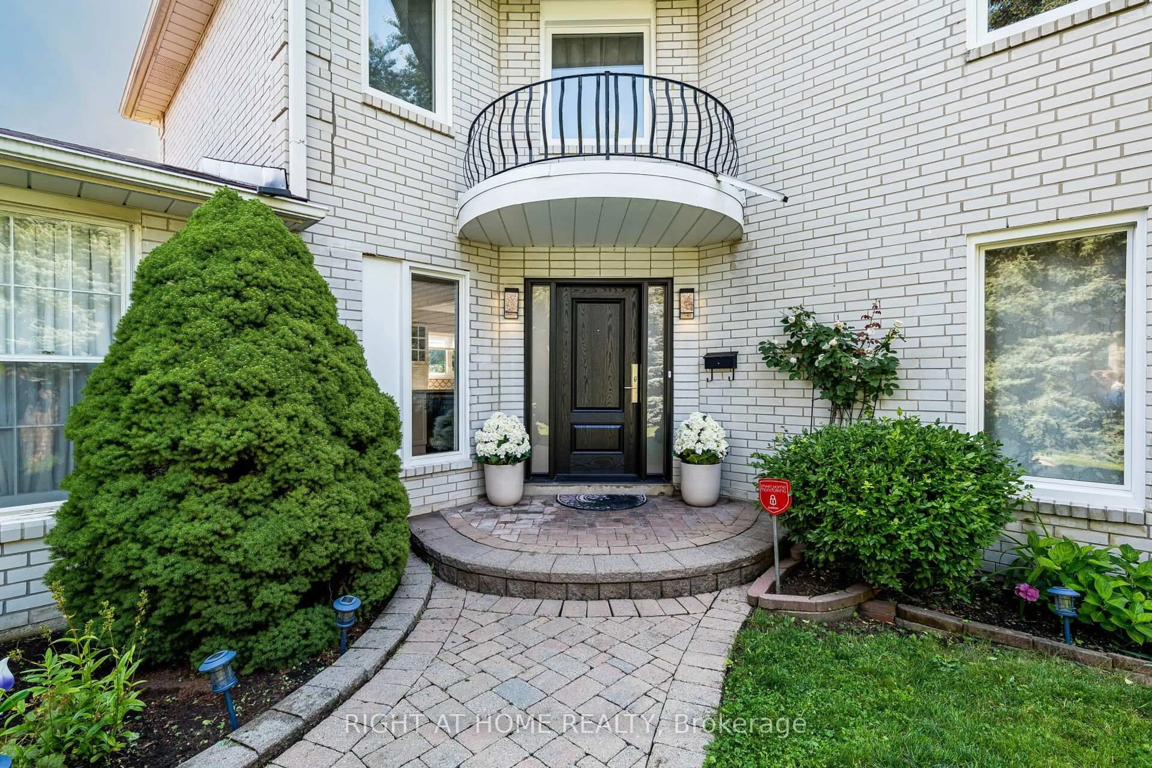 Indoor entryway for 3981 Mahogany Row, Mississauga Ontario L4W 2H7