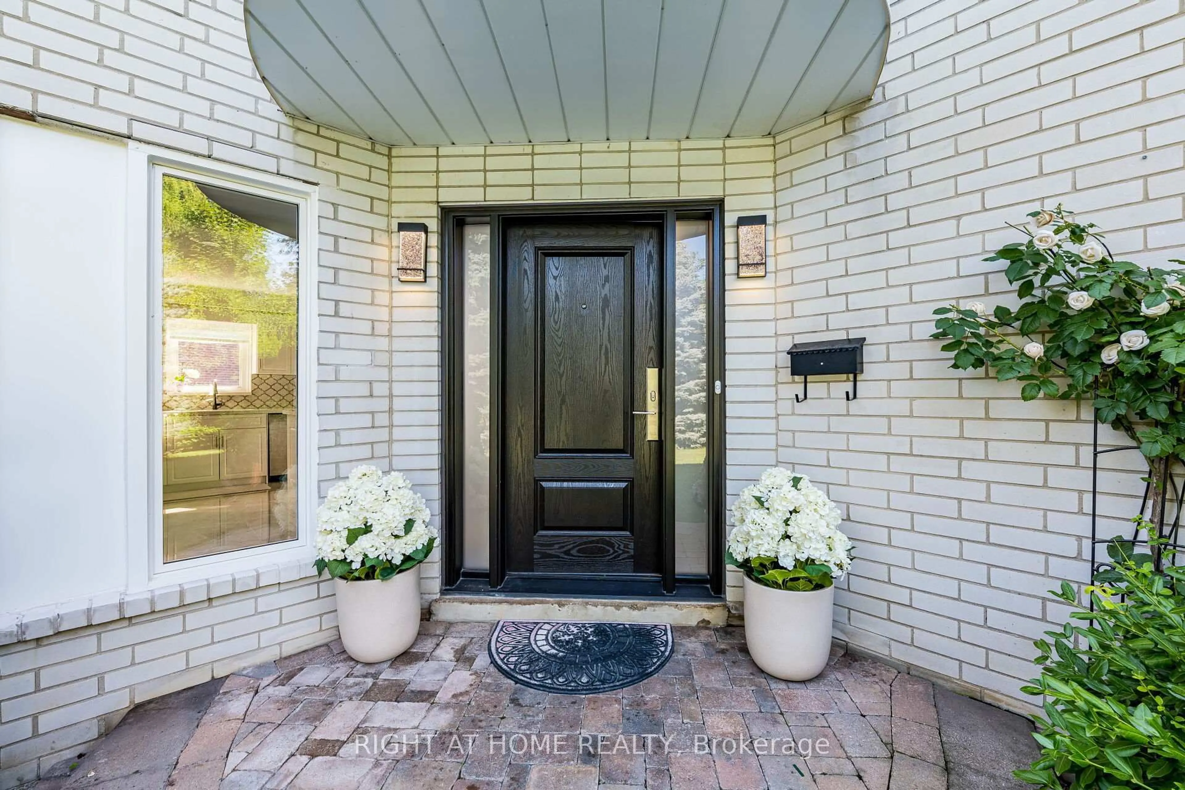 Indoor entryway for 3981 Mahogany Row, Mississauga Ontario L4W 2H7