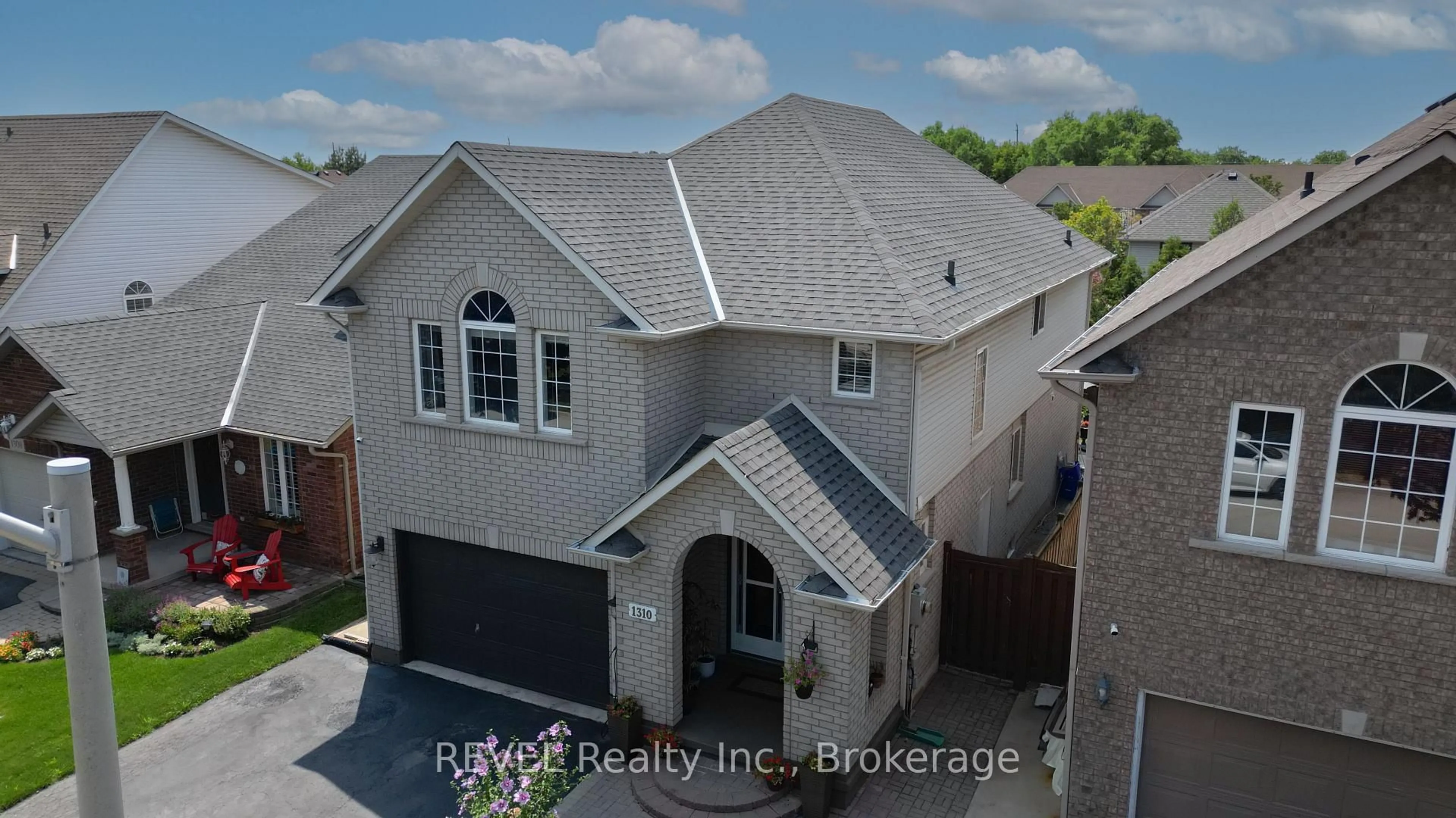 A pic from outside/outdoor area/front of a property/back of a property/a pic from drone, street for 1310 Burkholder Dr, Burlington Ontario L7M 4V6