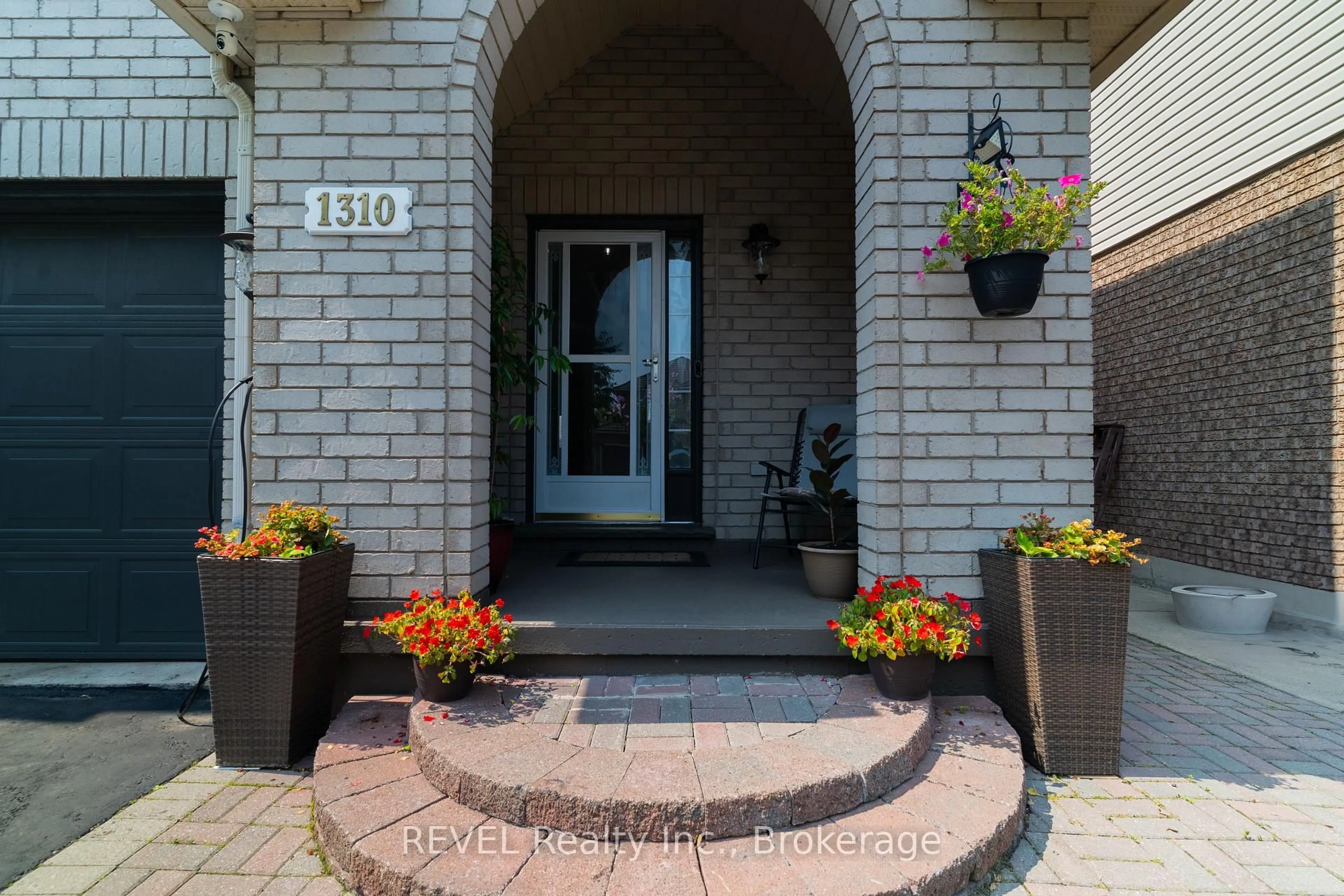 Indoor entryway for 1310 Burkholder Dr, Burlington Ontario L7M 4V6