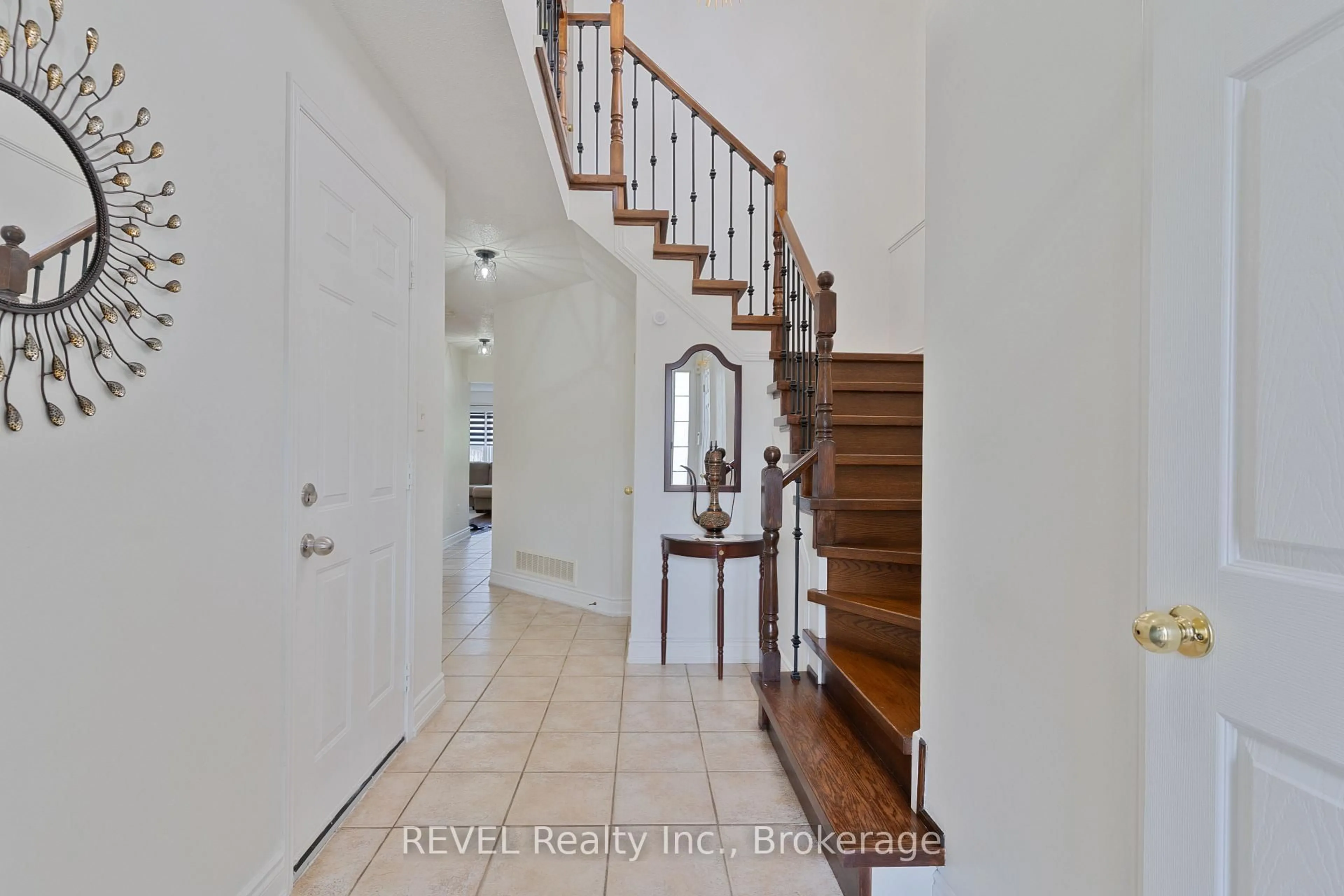 Indoor foyer for 1310 Burkholder Dr, Burlington Ontario L7M 4V6