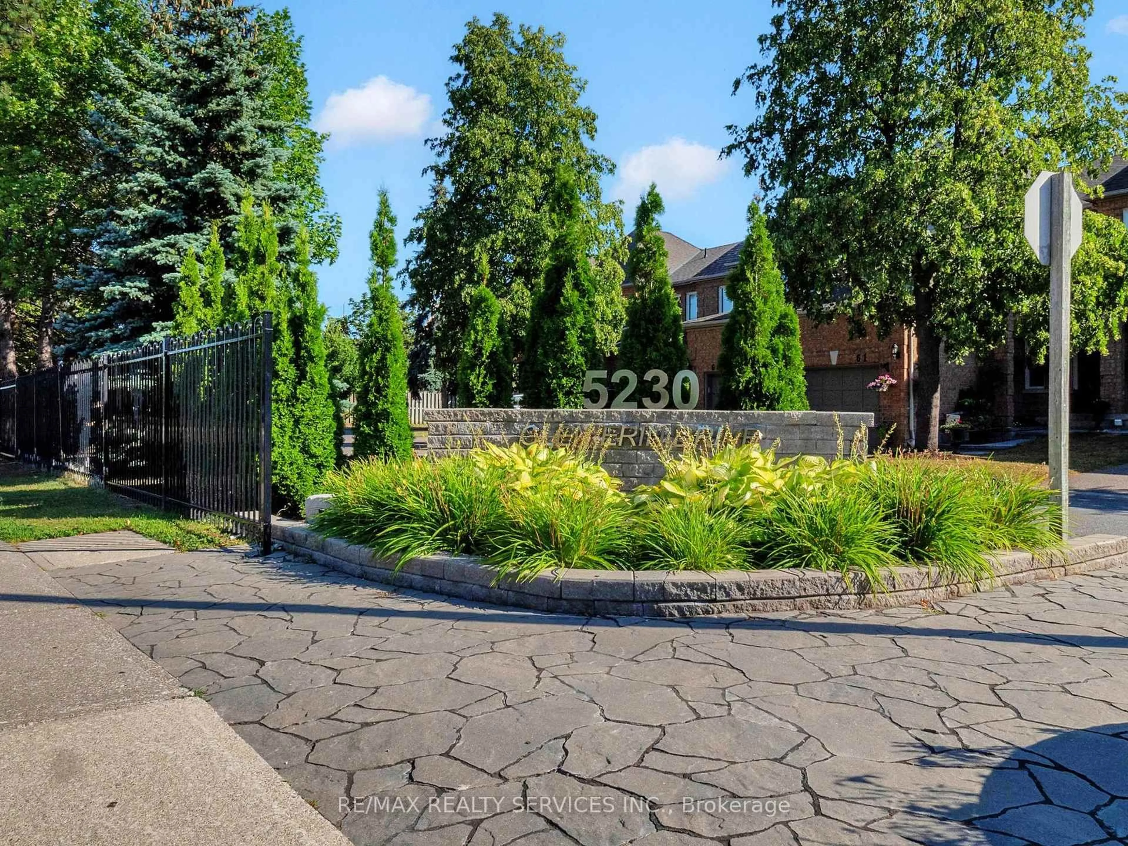 Patio, street for 5230 Glen Erin Dr #96, Mississauga Ontario L5M 5Z7