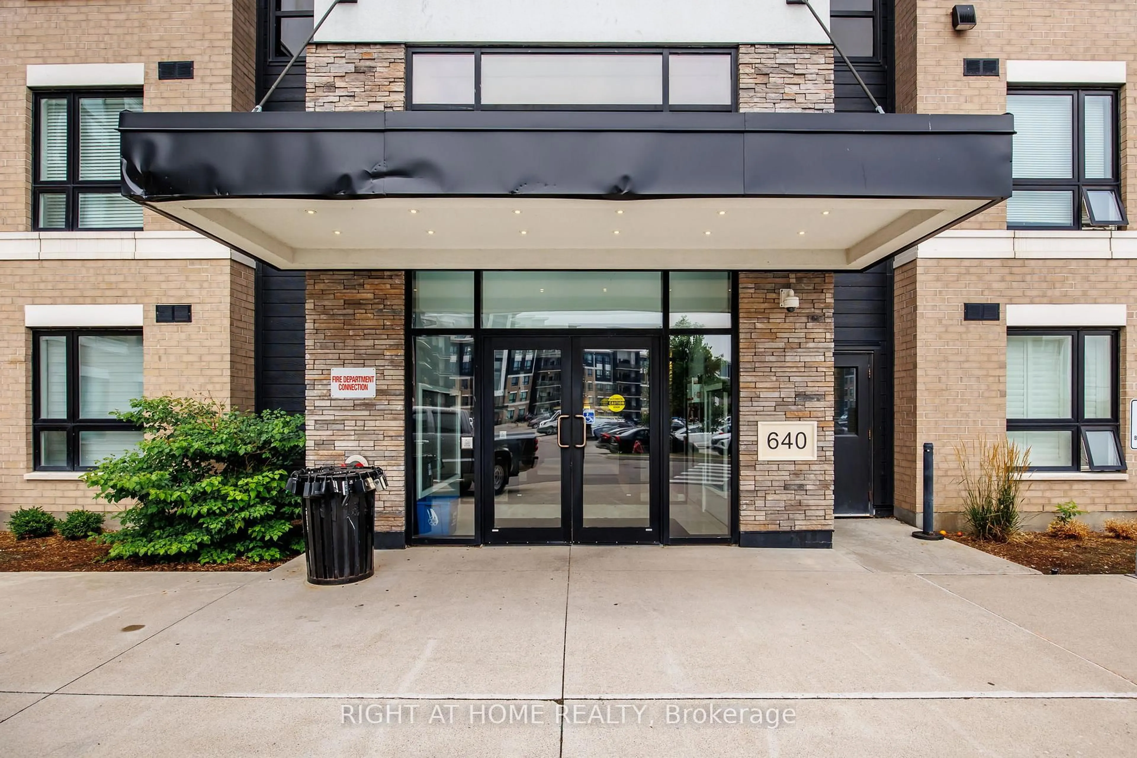 Indoor foyer for 640 Sauve St #222, Milton Ontario L9T 9A7
