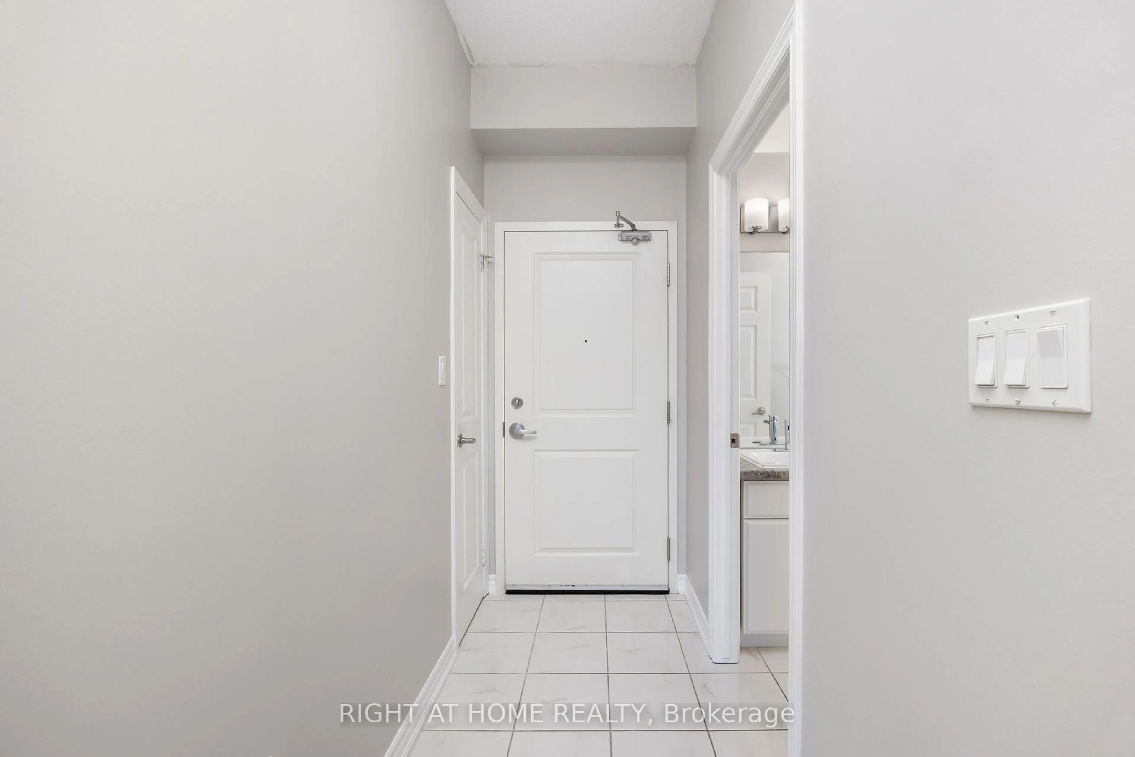 Indoor entryway for 640 Sauve St #222, Milton Ontario L9T 9A7