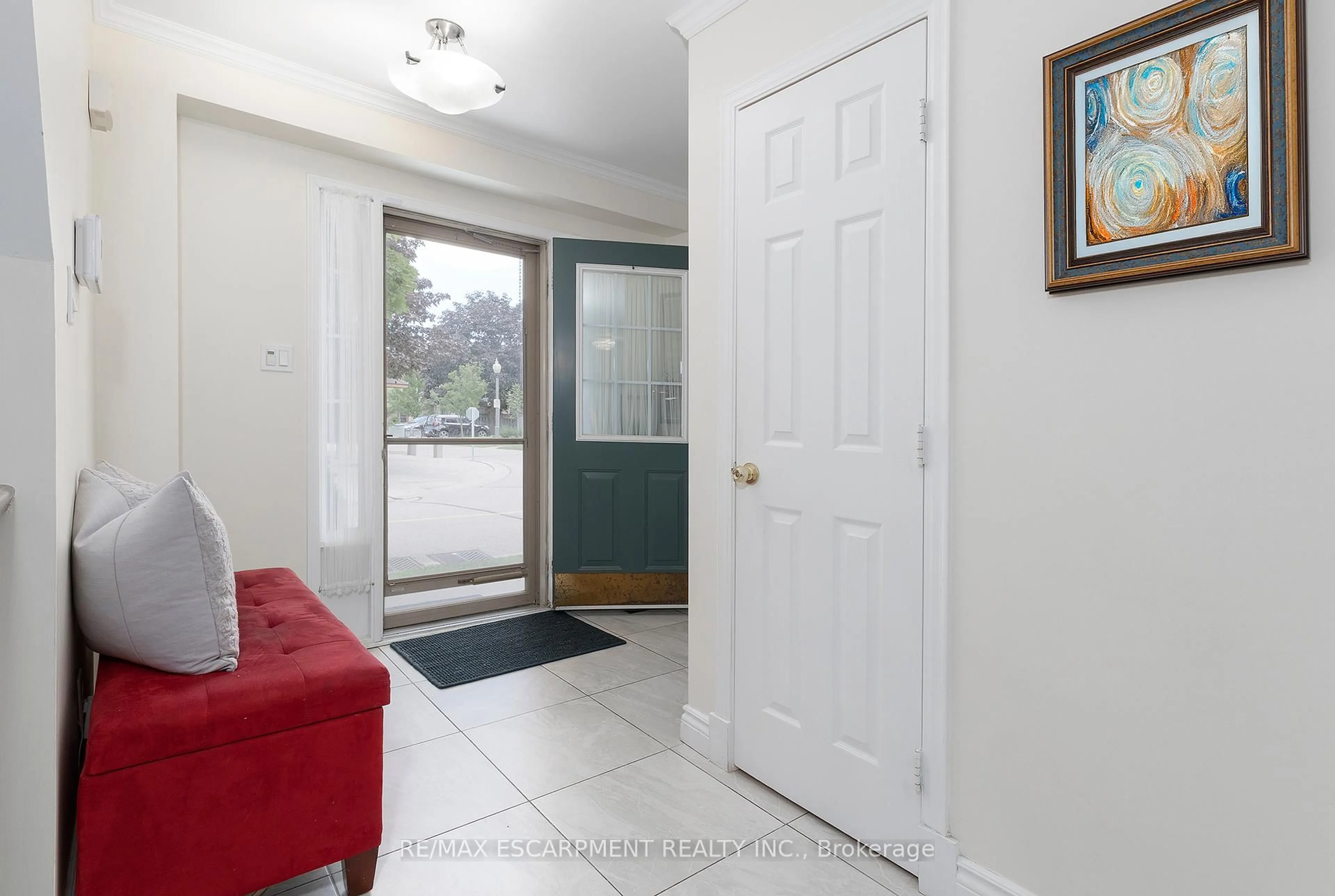Indoor entryway for 3333 New St #74, Burlington Ontario L7N 1N1