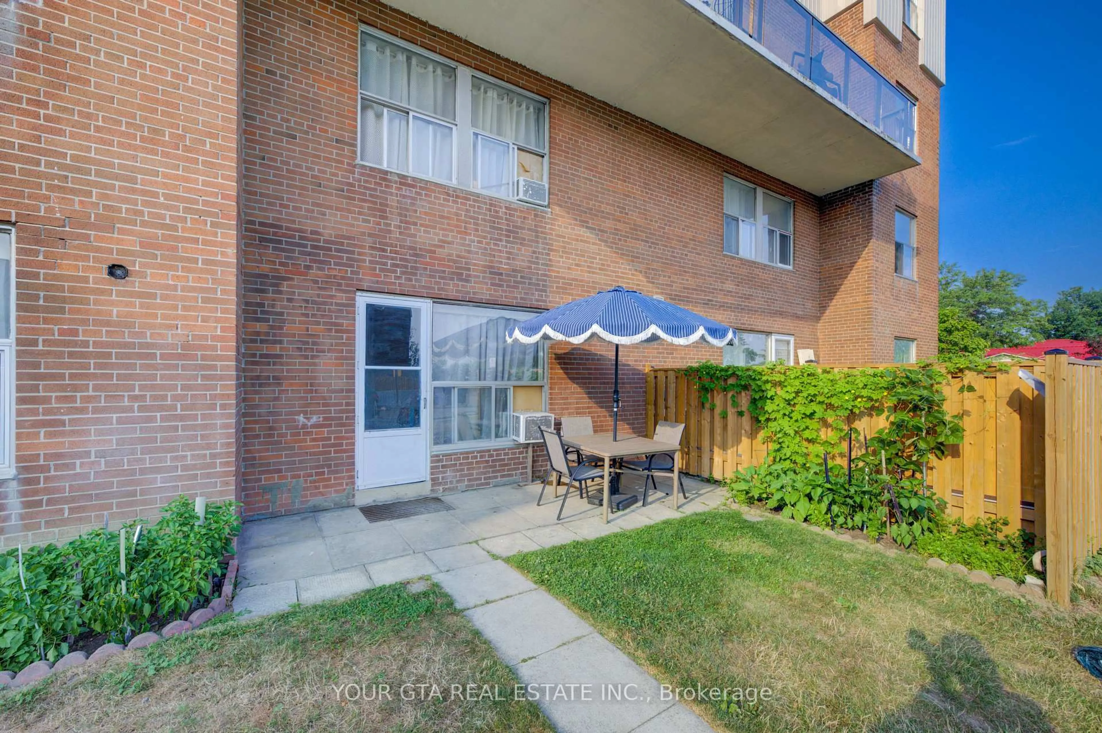 Patio, street for 1055 B Forestwood Dr #122, Mississauga Ontario L5C 2T8