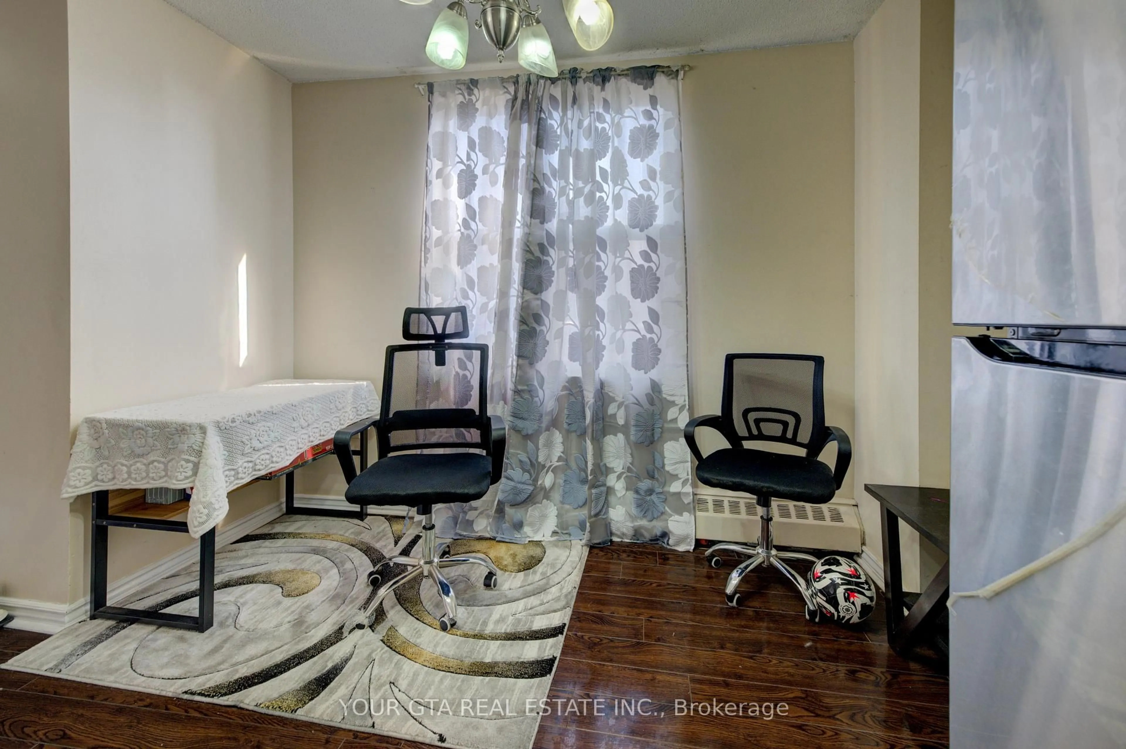 Living room with furniture, unknown for 1055 B Forestwood Dr #122, Mississauga Ontario L5C 2T8