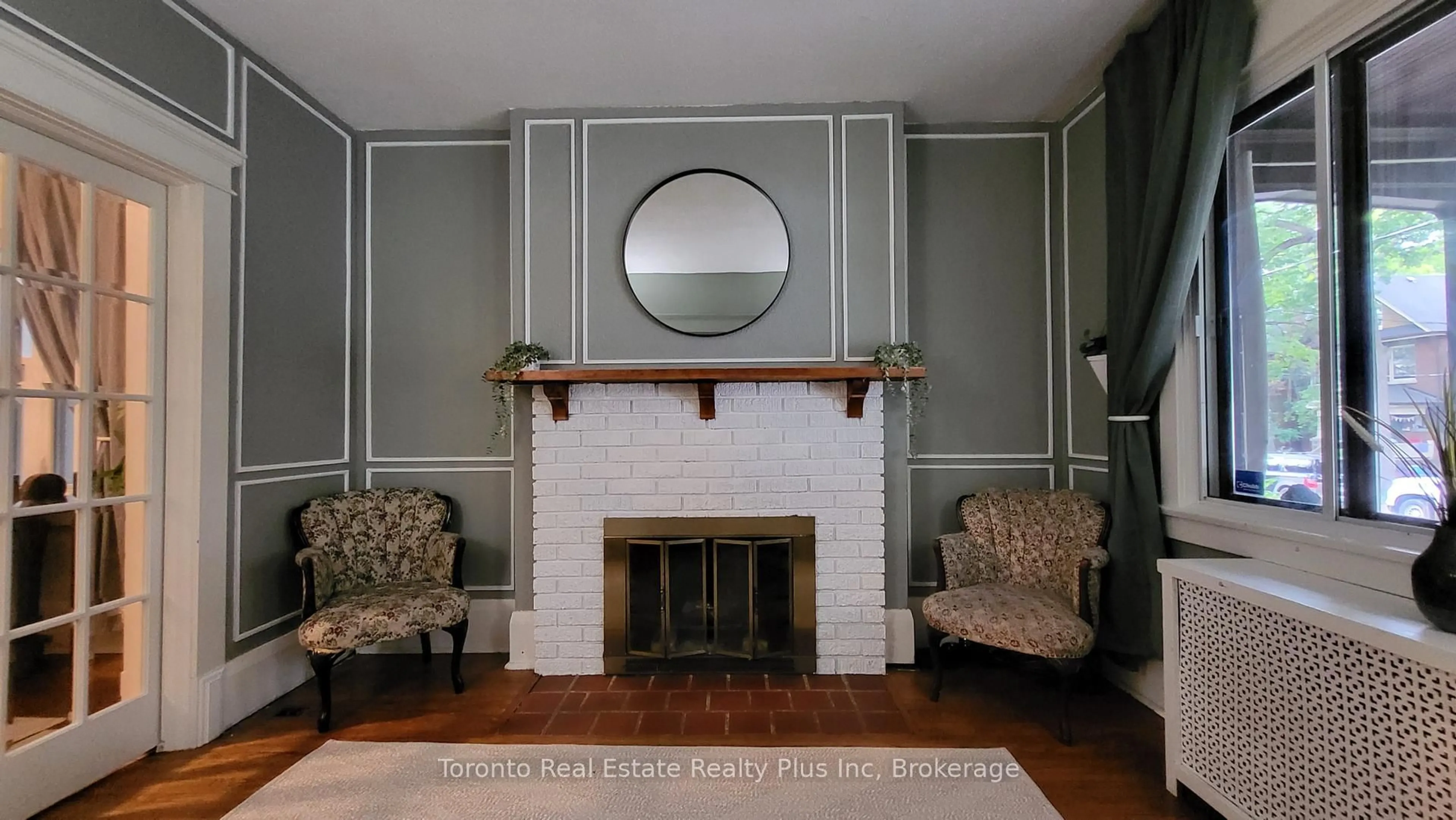 Living room with furniture, unknown for 133 Fairview Ave, Toronto Ontario M6P 3A6