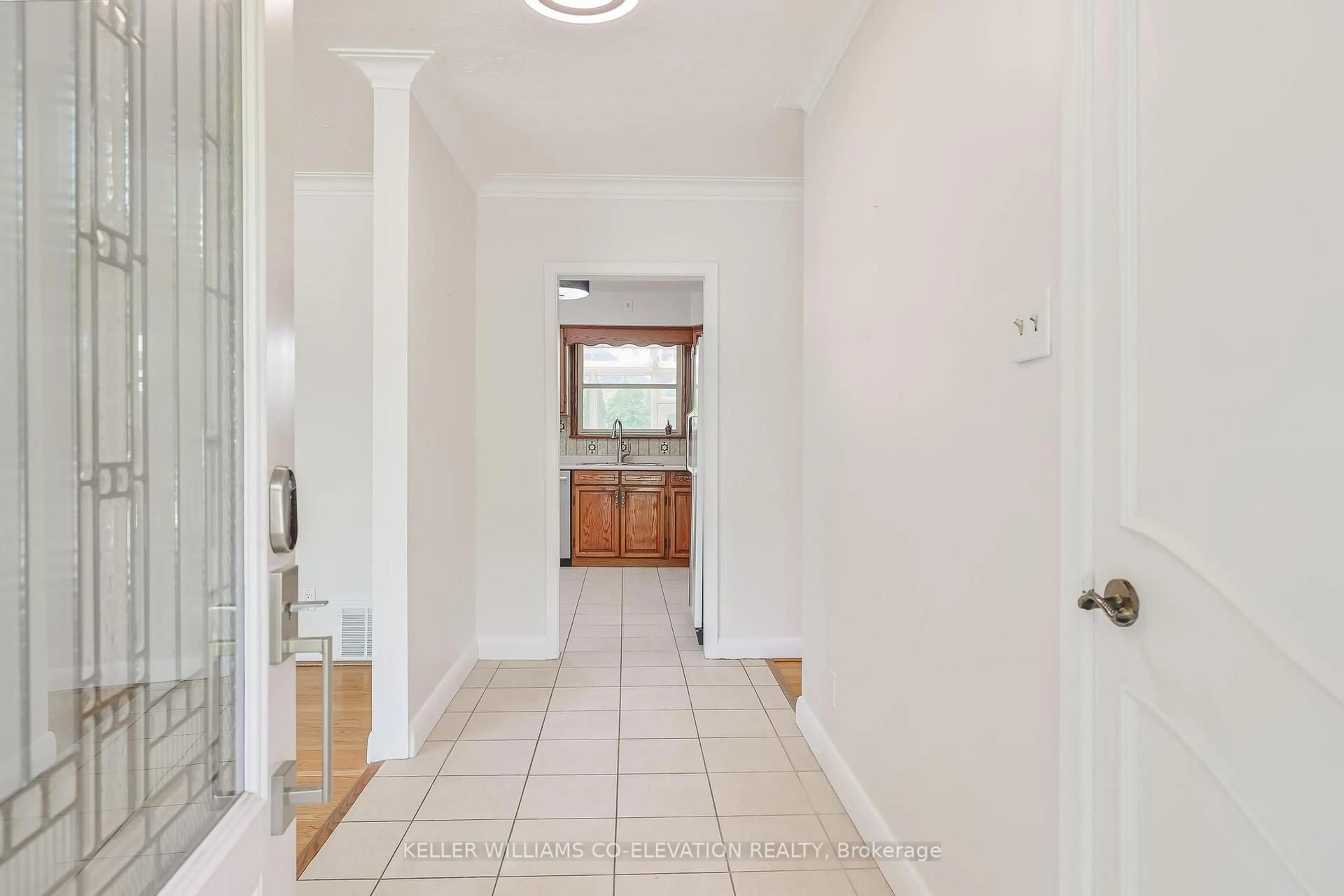 Indoor entryway for 17 Hedges Blvd, Toronto Ontario M9B 3C3