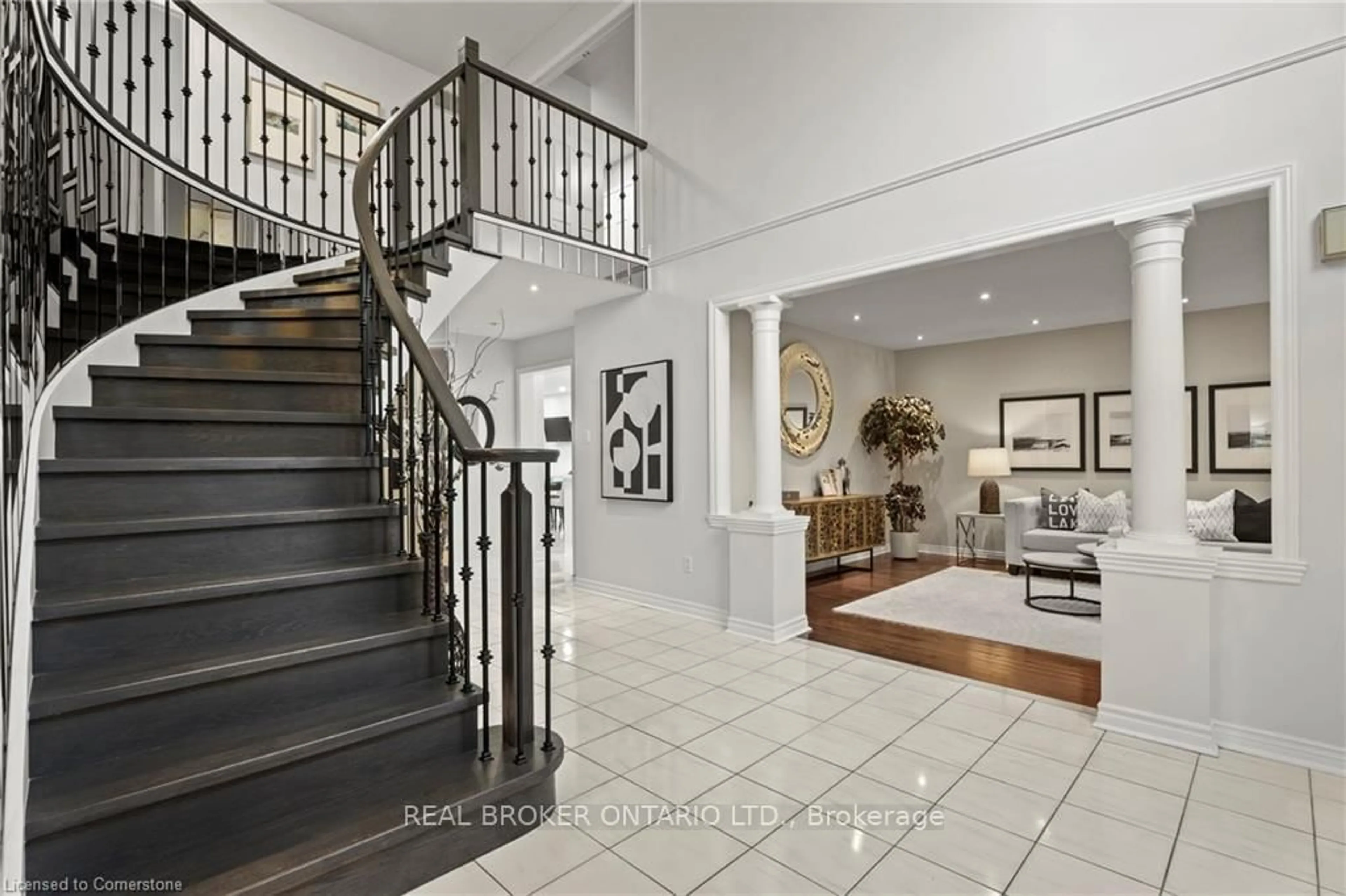 Indoor foyer for 3407 Clayton Rd, Mississauga Ontario L5L 4Z3