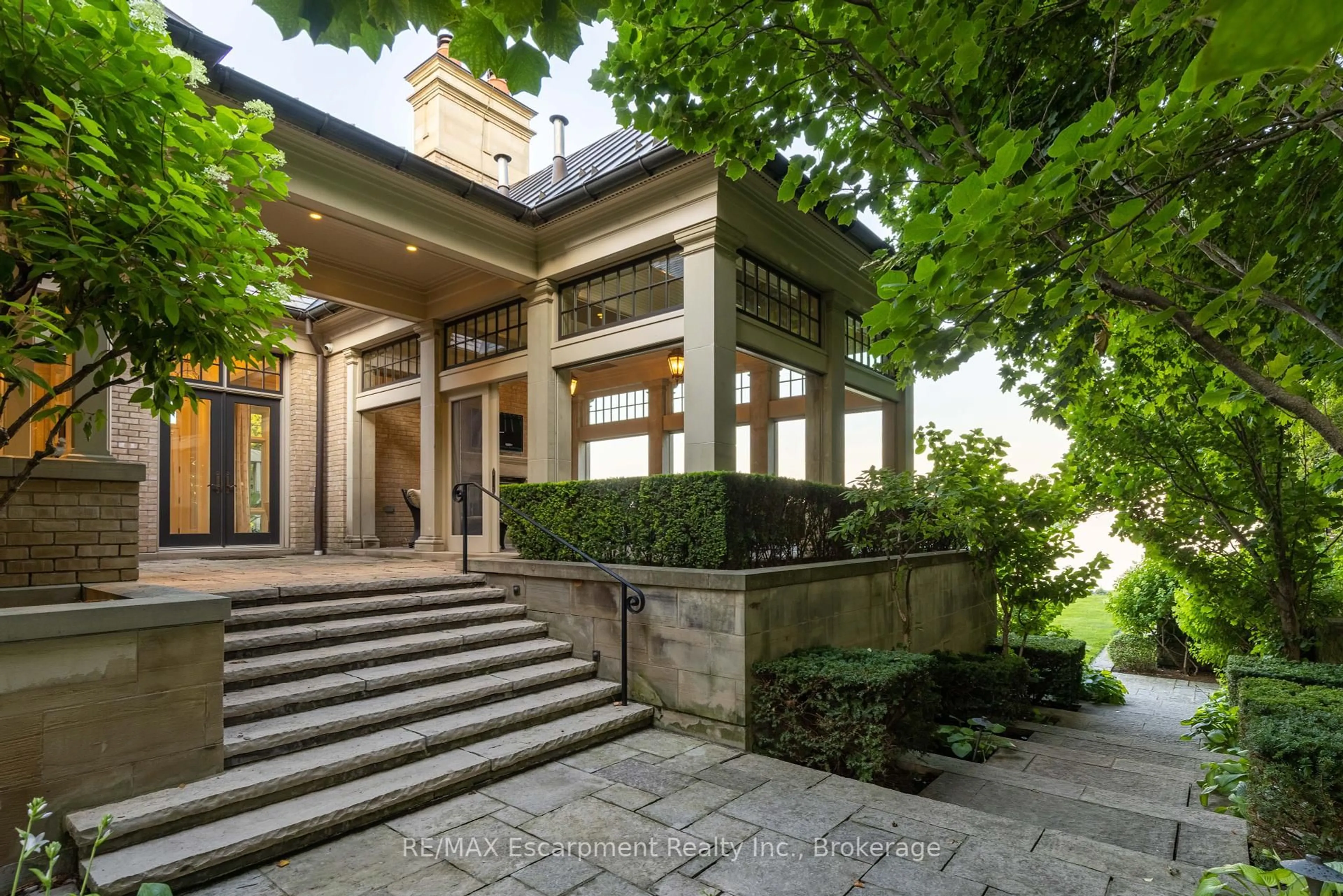 Unknown for 2054 Lakeshore Rd, Oakville Ontario L6J 1M3