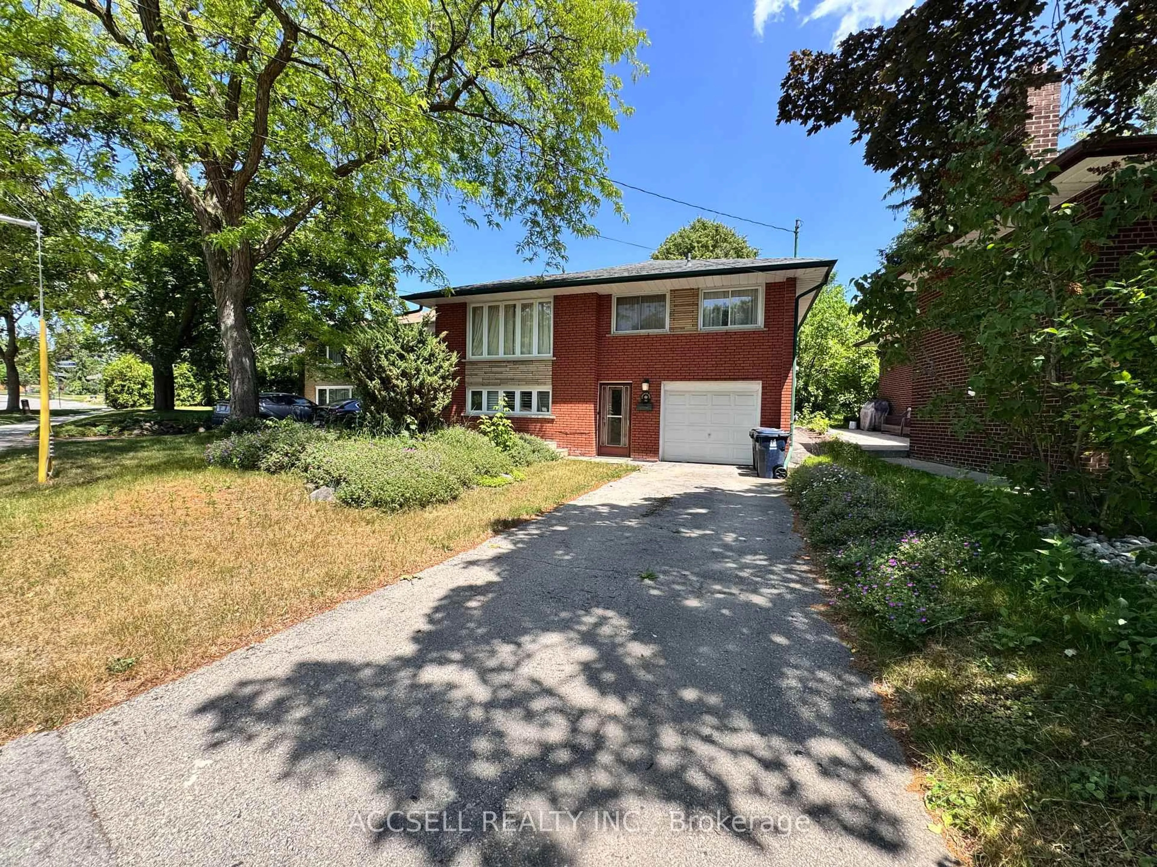 A pic from outside/outdoor area/front of a property/back of a property/a pic from drone, street for 99 Bonnyview Dr, Toronto Ontario M8Y 3G8
