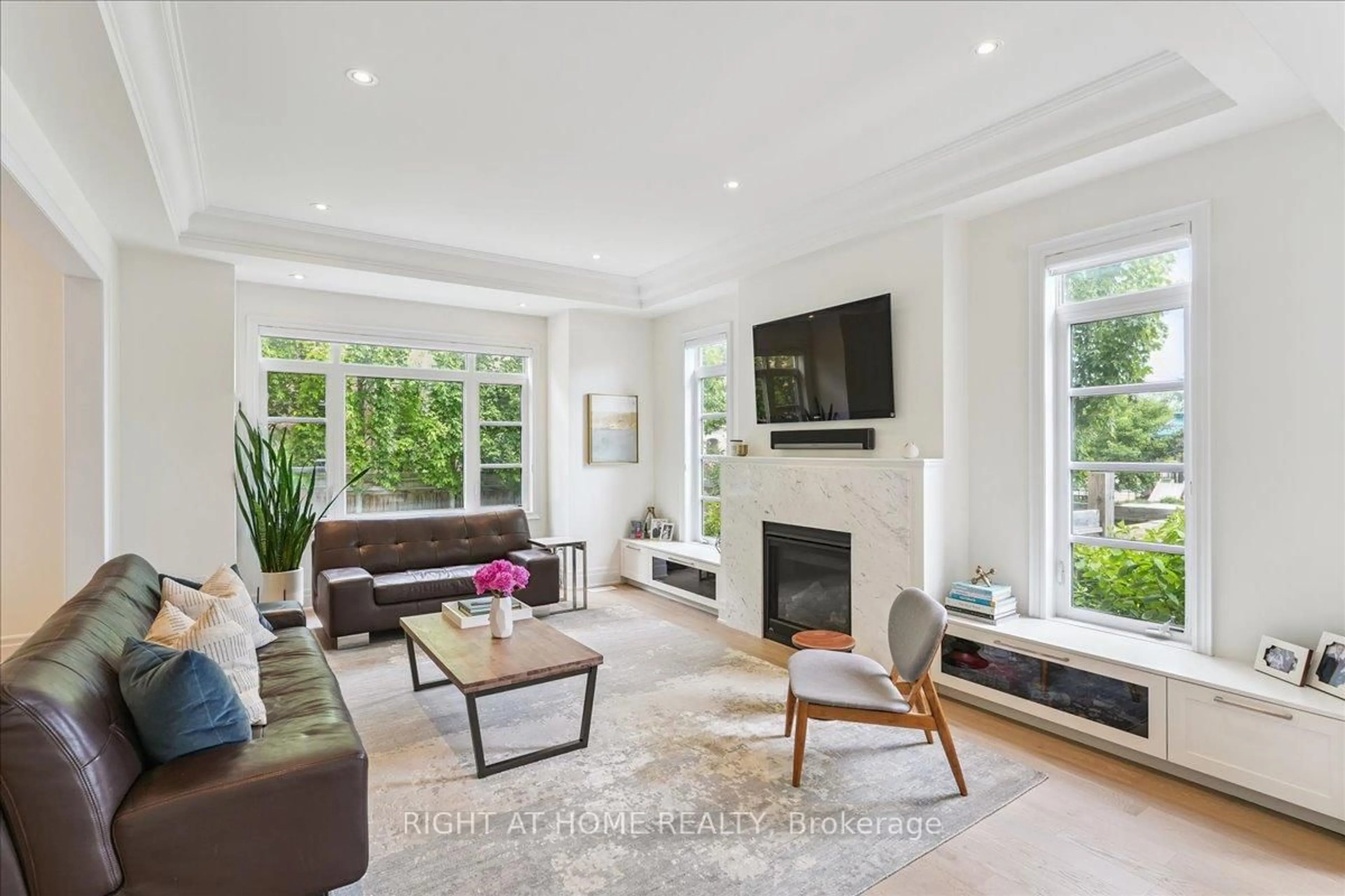 Living room with furniture, unknown for 317 Tudor Ave, Oakville Ontario L6K 0H3
