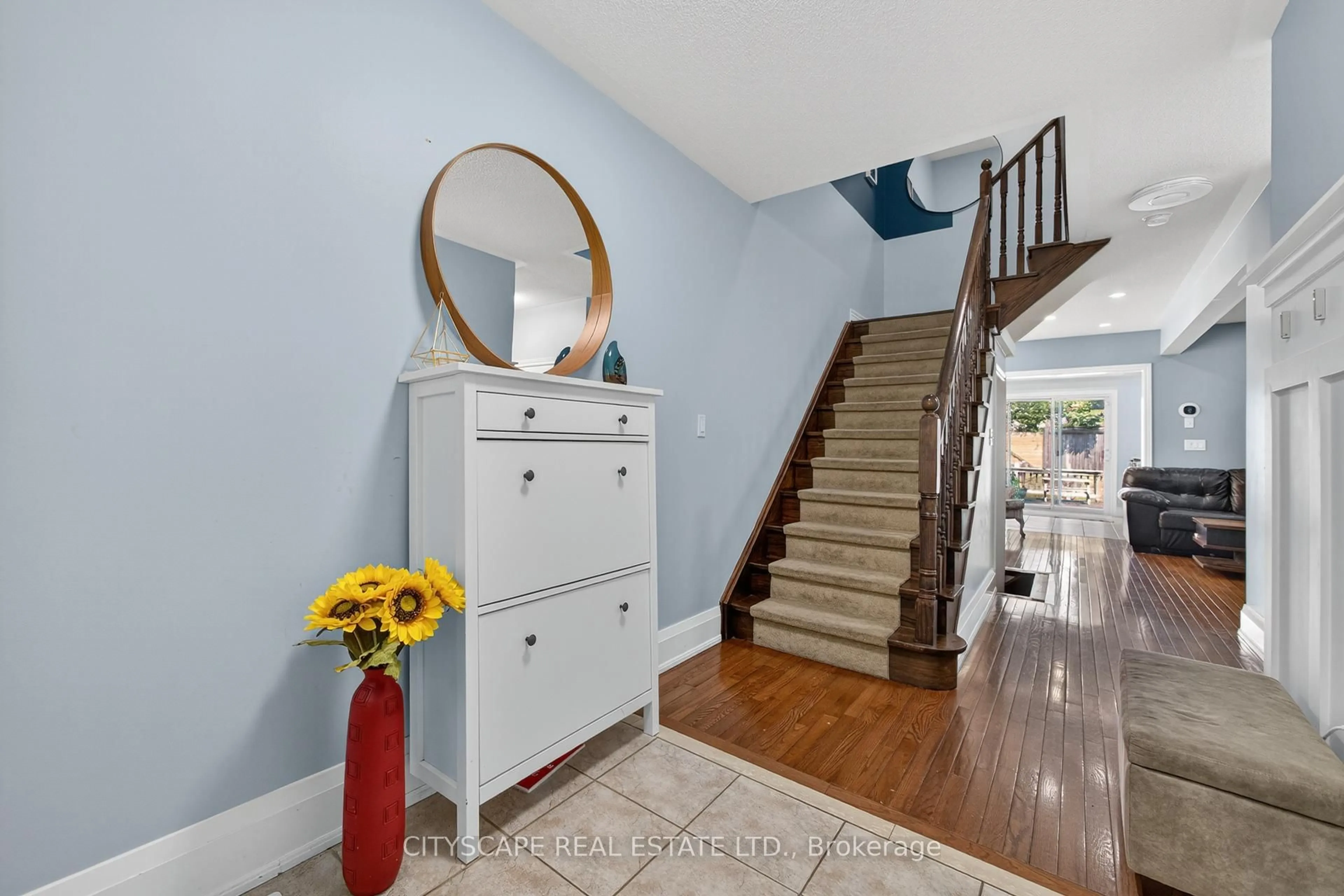 Indoor entryway for 6 Dewridge Crt, Brampton Ontario L6R 3C2