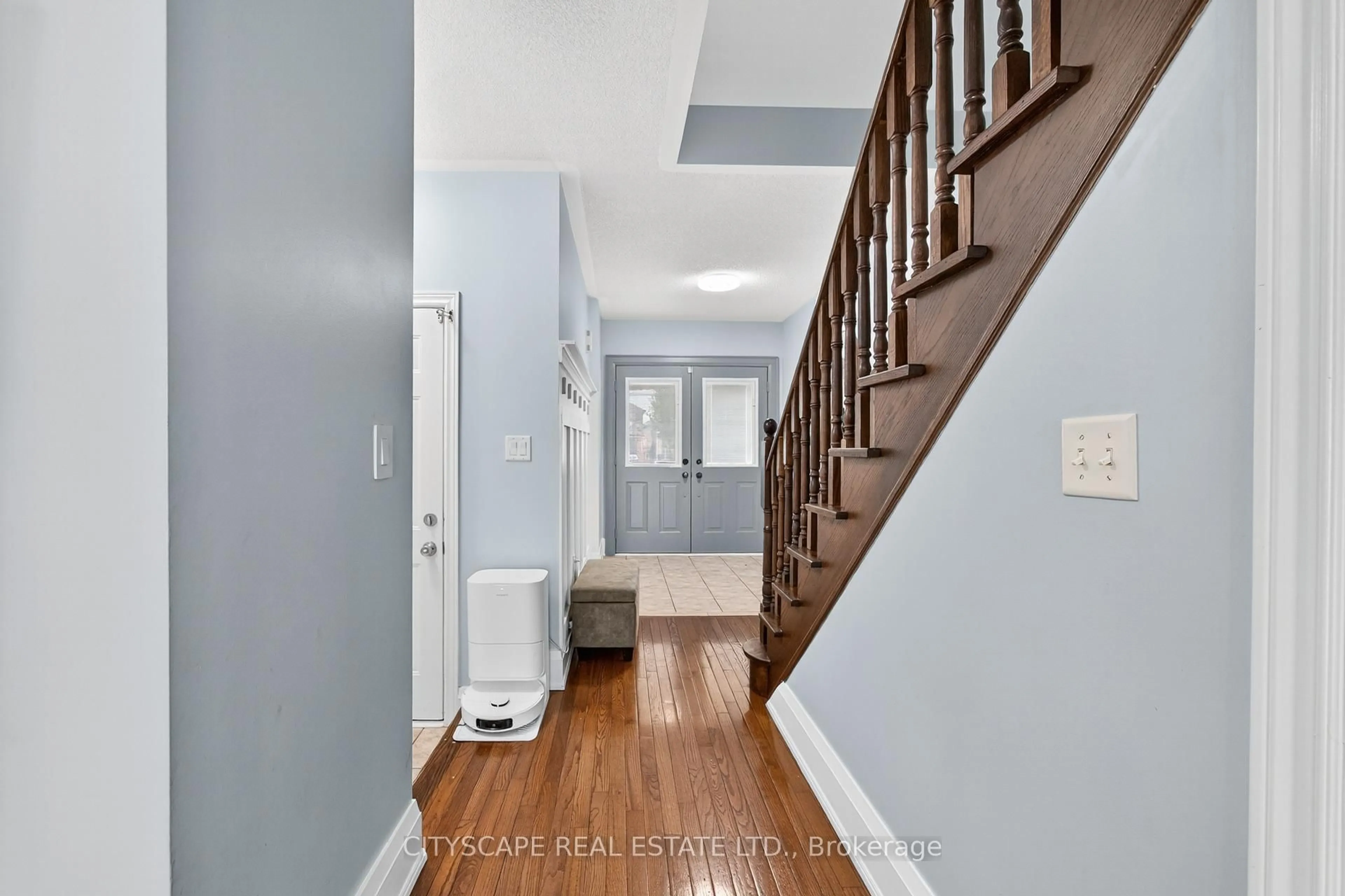 Indoor entryway for 6 Dewridge Crt, Brampton Ontario L6R 3C2