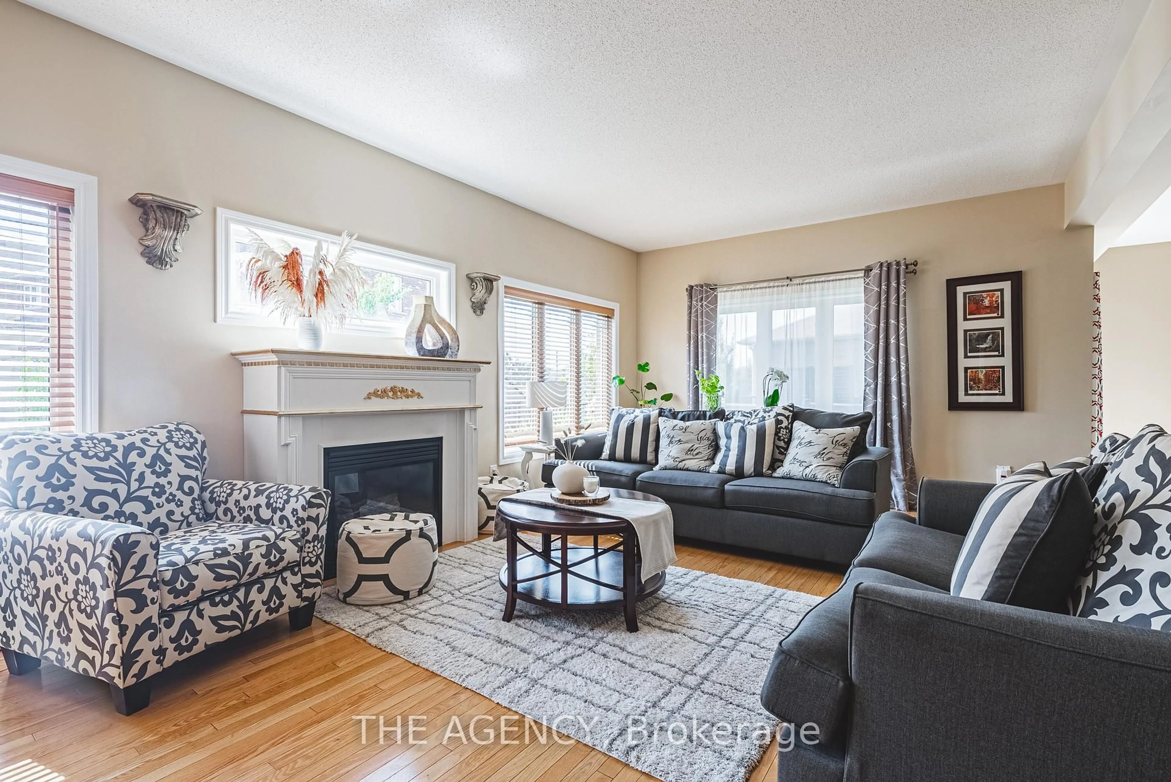 Living room with furniture, unknown for 636 Serafini Cres, Milton Ontario L9T 7P1