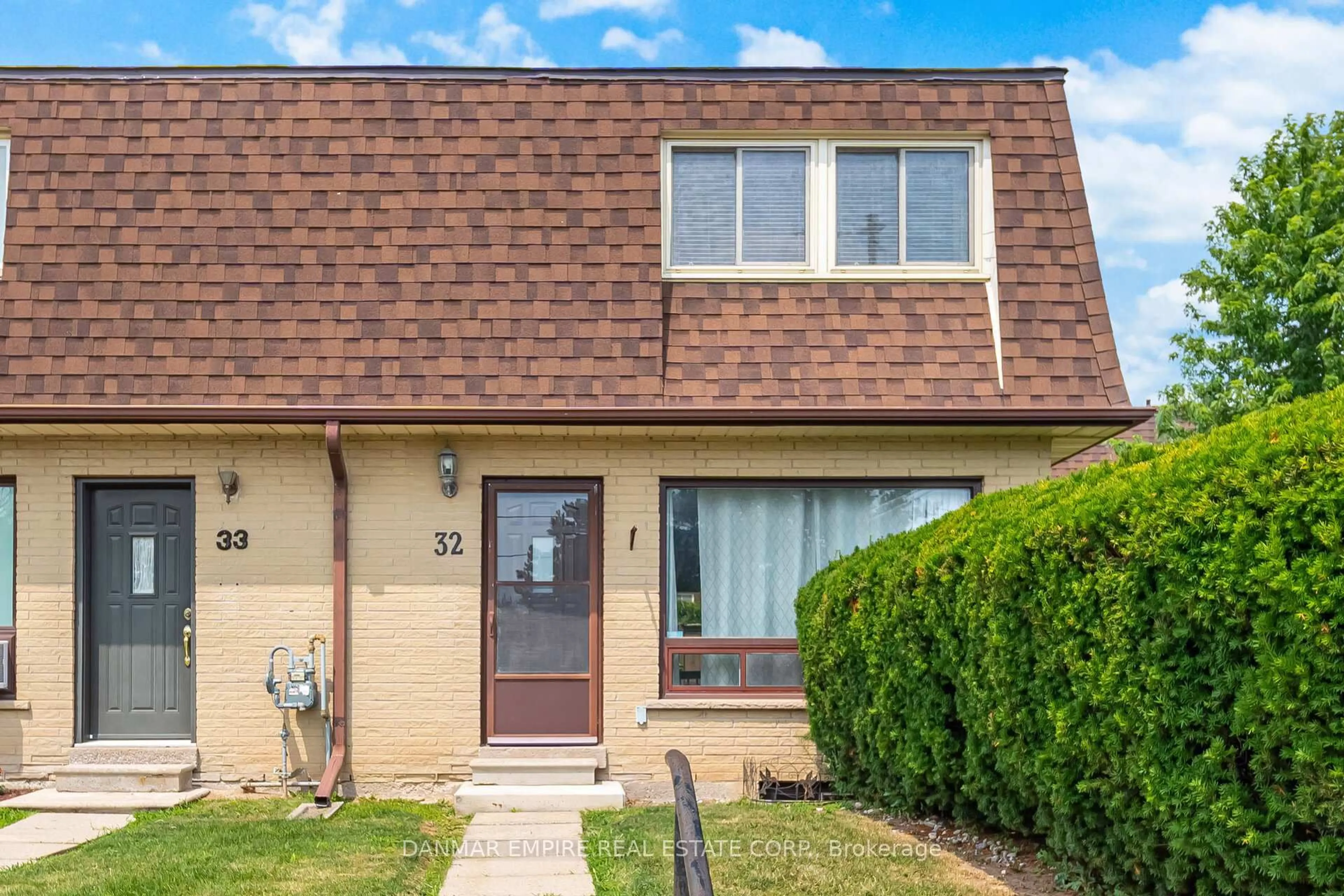 Home with vinyl exterior material, street for 20 Mountainview Rd #32, Halton Hills Ontario L7G 4K3