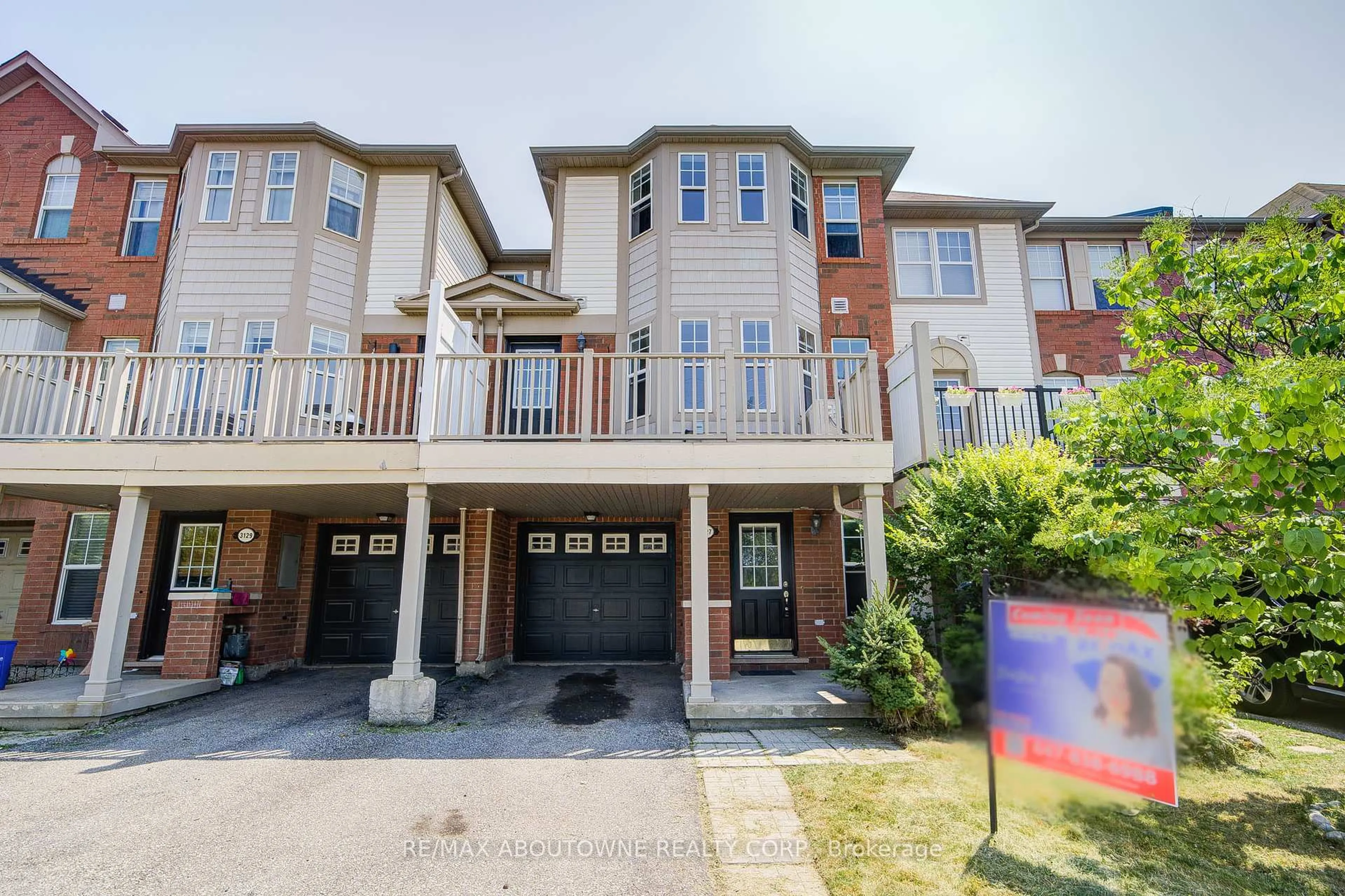 A pic from outside/outdoor area/front of a property/back of a property/a pic from drone, street for 3127 STORNOWAY Circ, Oakville Ontario L6M 5H9