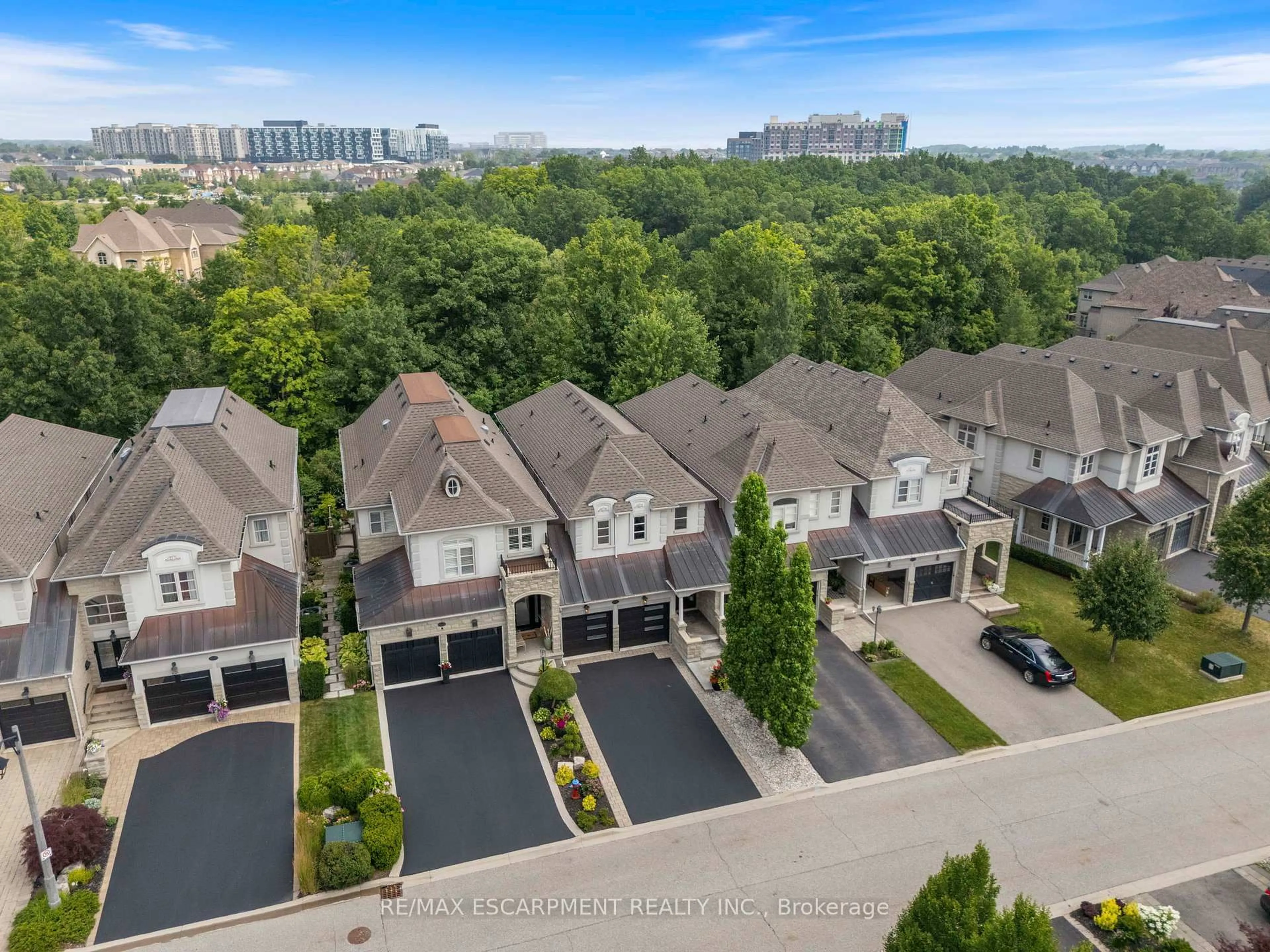 A pic from outside/outdoor area/front of a property/back of a property/a pic from drone, city buildings view from balcony for 3143 Watercliffe Crt, Oakville Ontario L6M 0K7