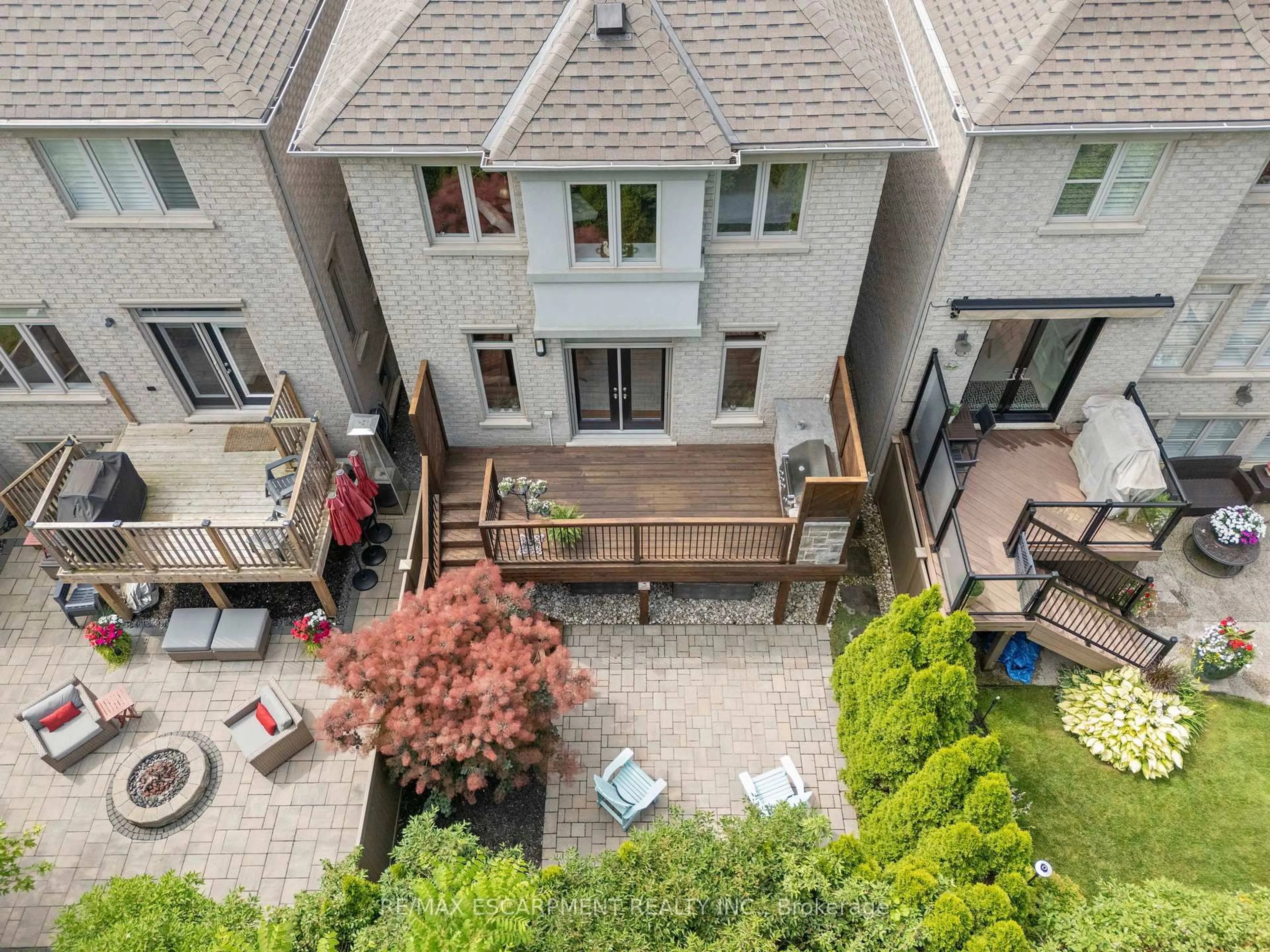 A pic from outside/outdoor area/front of a property/back of a property/a pic from drone, street for 3143 Watercliffe Crt, Oakville Ontario L6M 0K7