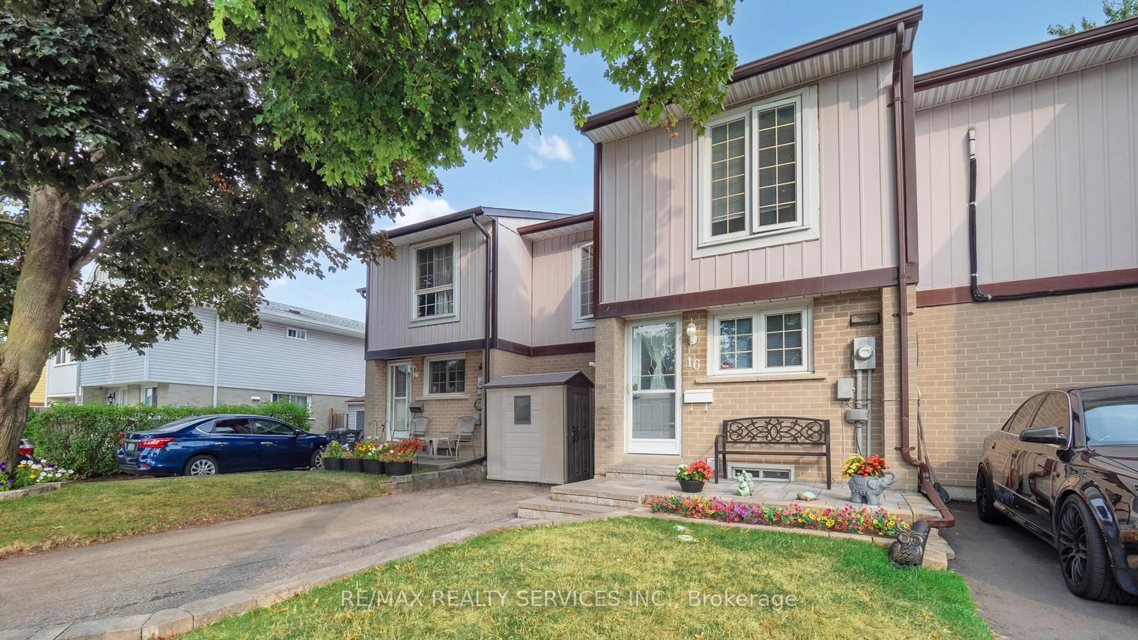 Home with vinyl exterior material, street for 16 Jennifer Sq, Brampton Ontario L6S 2L2