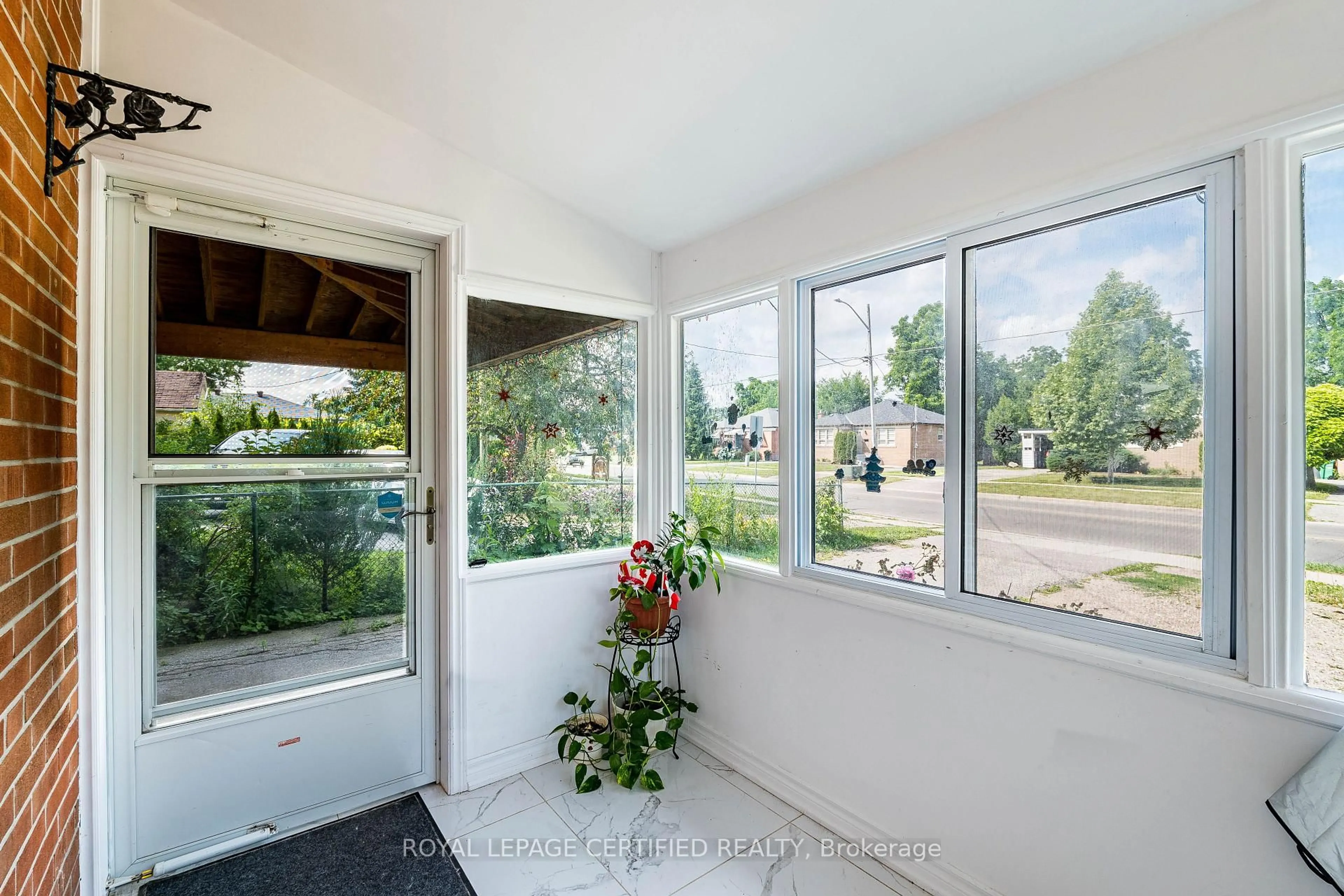 Indoor entryway for 125 Mcmurchy Ave, Brampton Ontario L6Y 1Z1