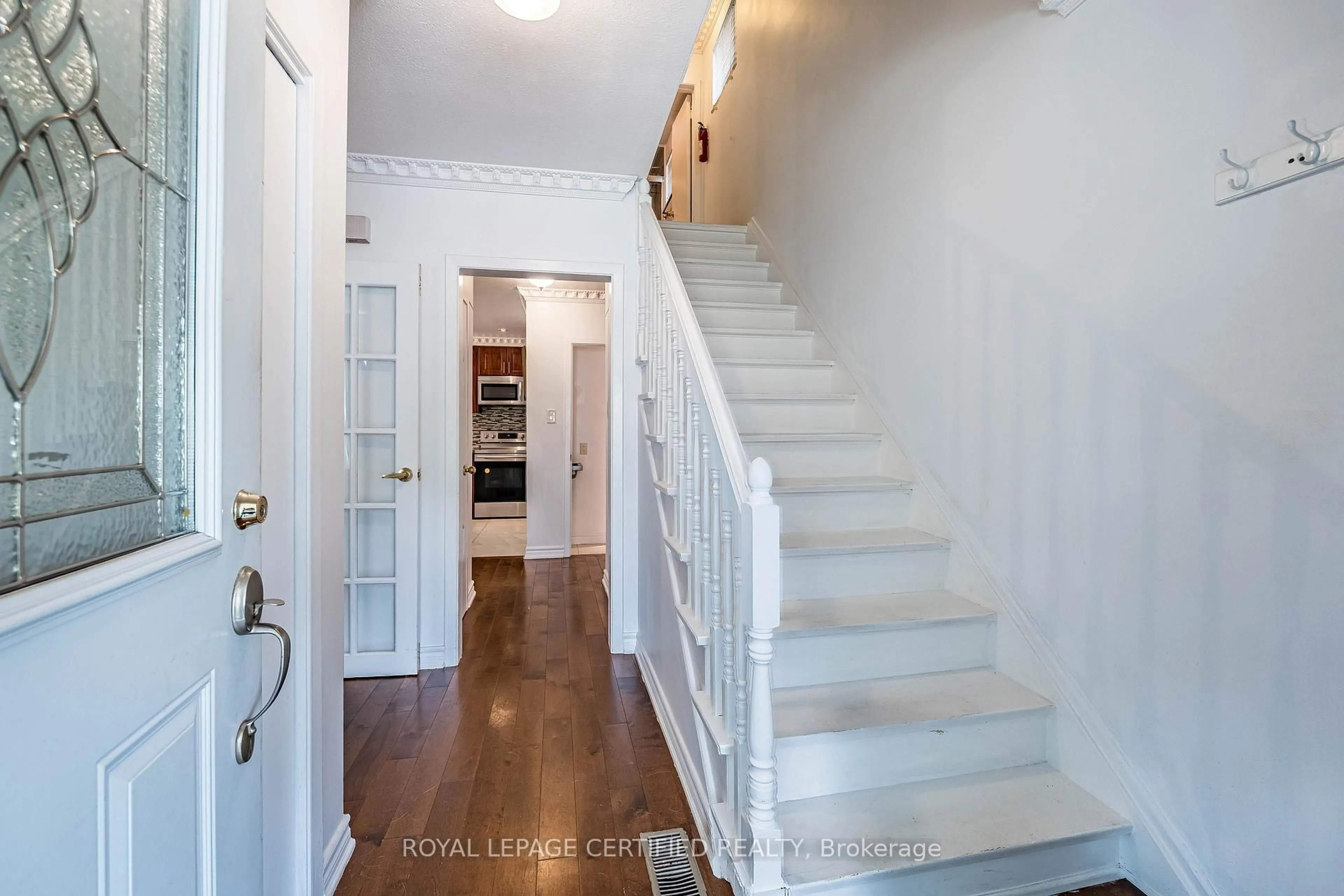 Indoor entryway for 125 Mcmurchy Ave, Brampton Ontario L6Y 1Z1