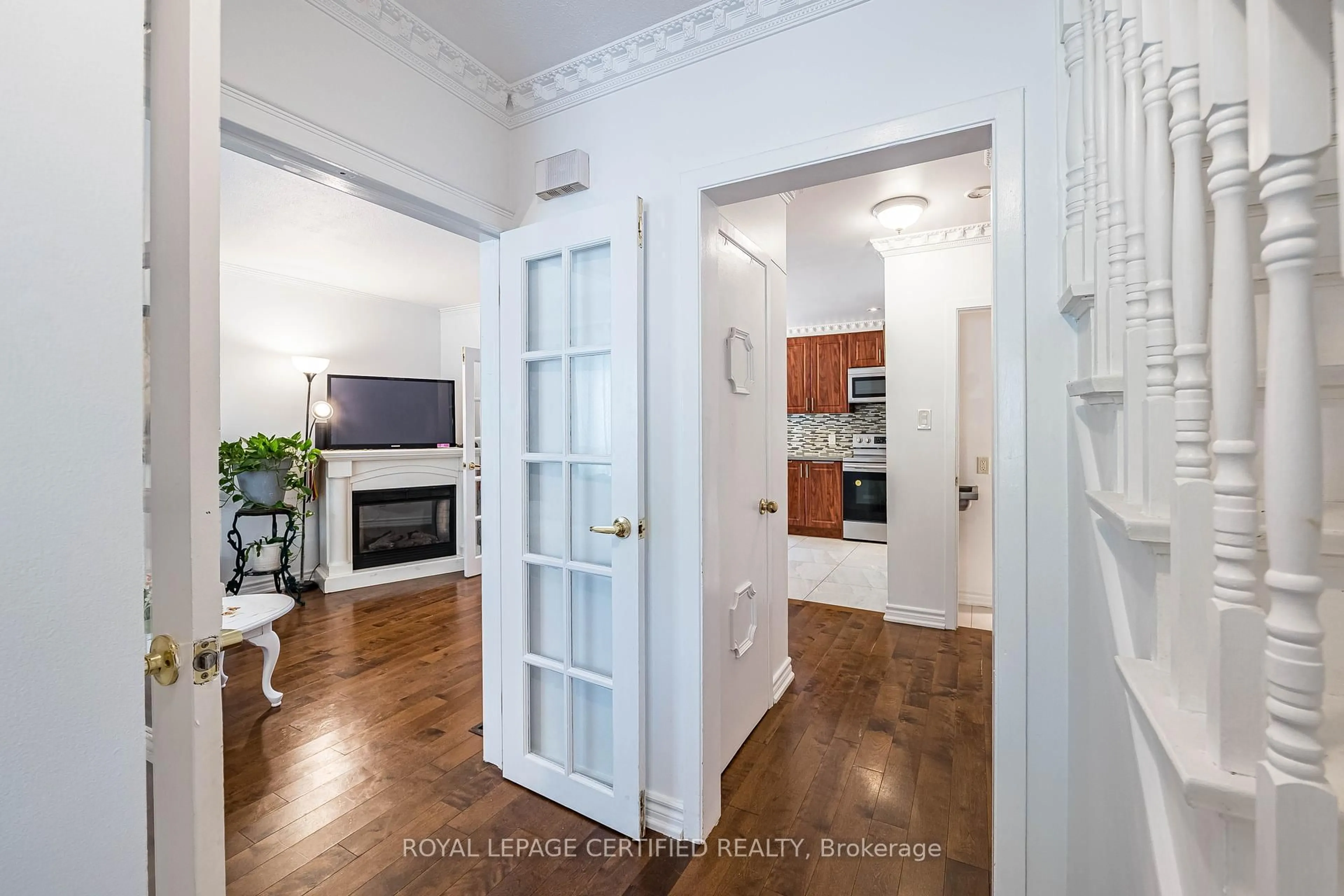 Indoor entryway for 125 Mcmurchy Ave, Brampton Ontario L6Y 1Z1