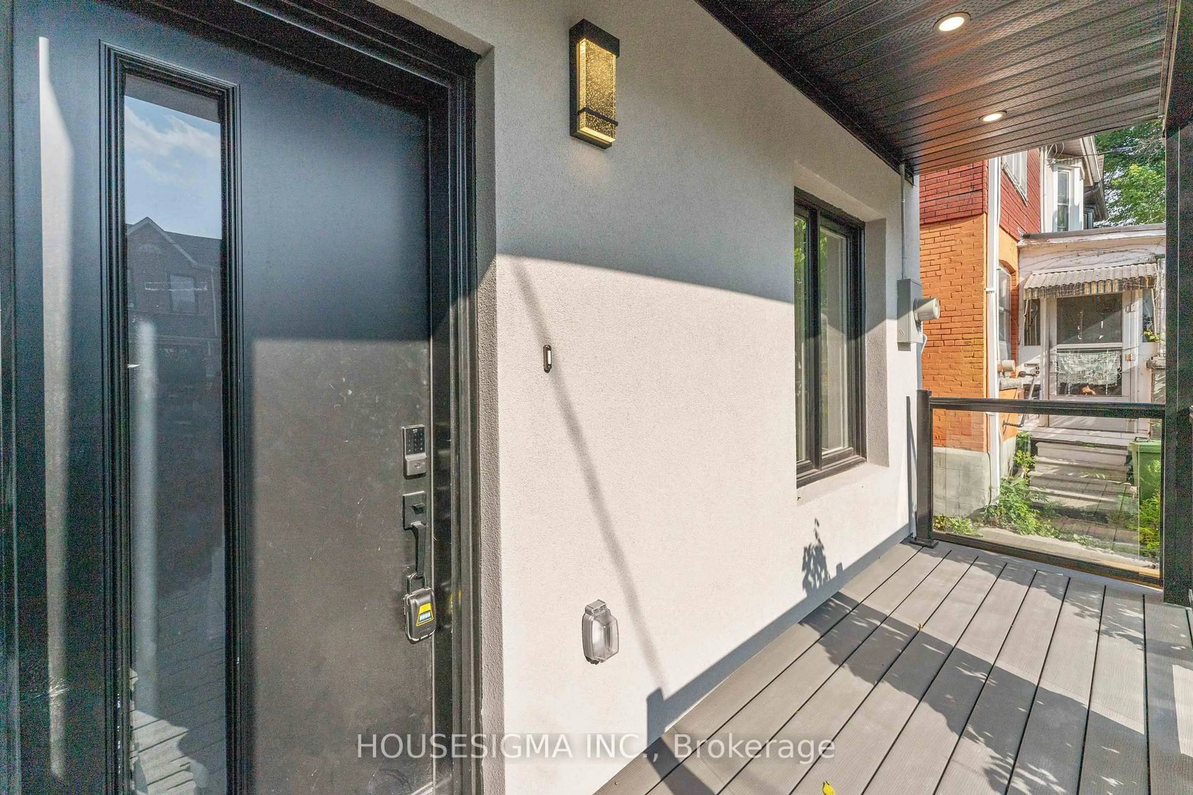 Indoor entryway for 204 Franklin Ave, Toronto Ontario M6P 3Z3