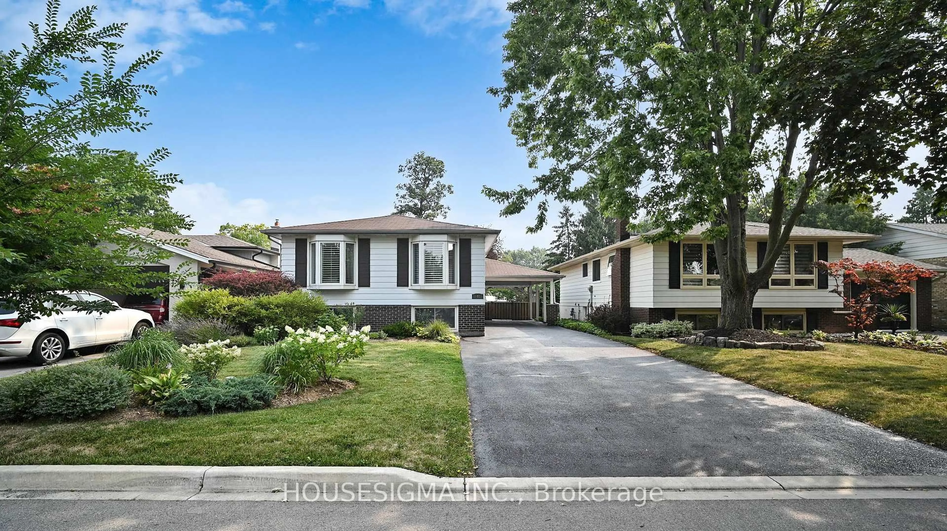Home with vinyl exterior material, street for 641 Glen Moor Cres, Burlington Ontario L7N 2Z8