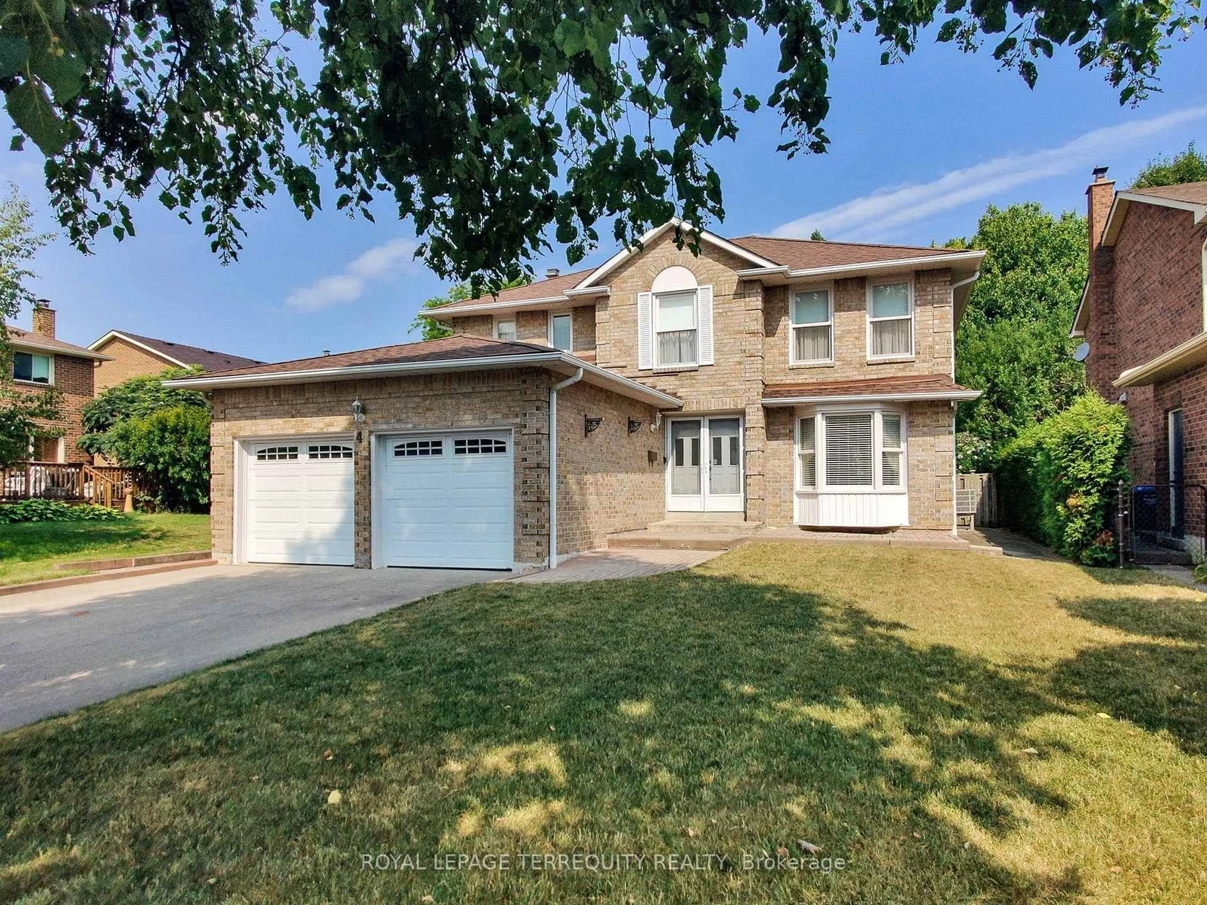 Home with vinyl exterior material, street for 4 Mowat Crt, Brampton Ontario L6Z 3E6