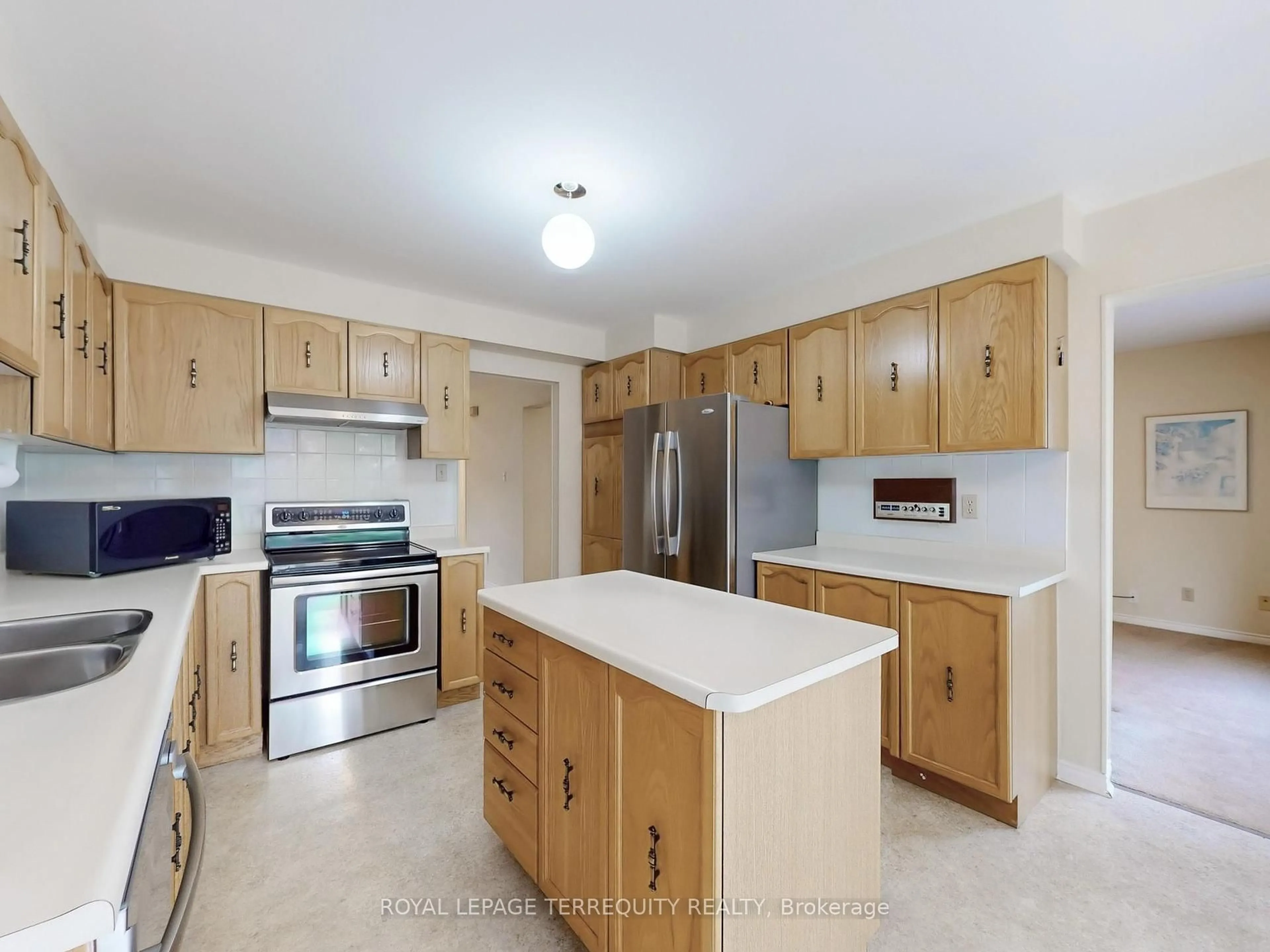 Standard kitchen, unknown for 4 Mowat Crt, Brampton Ontario L6Z 3E6