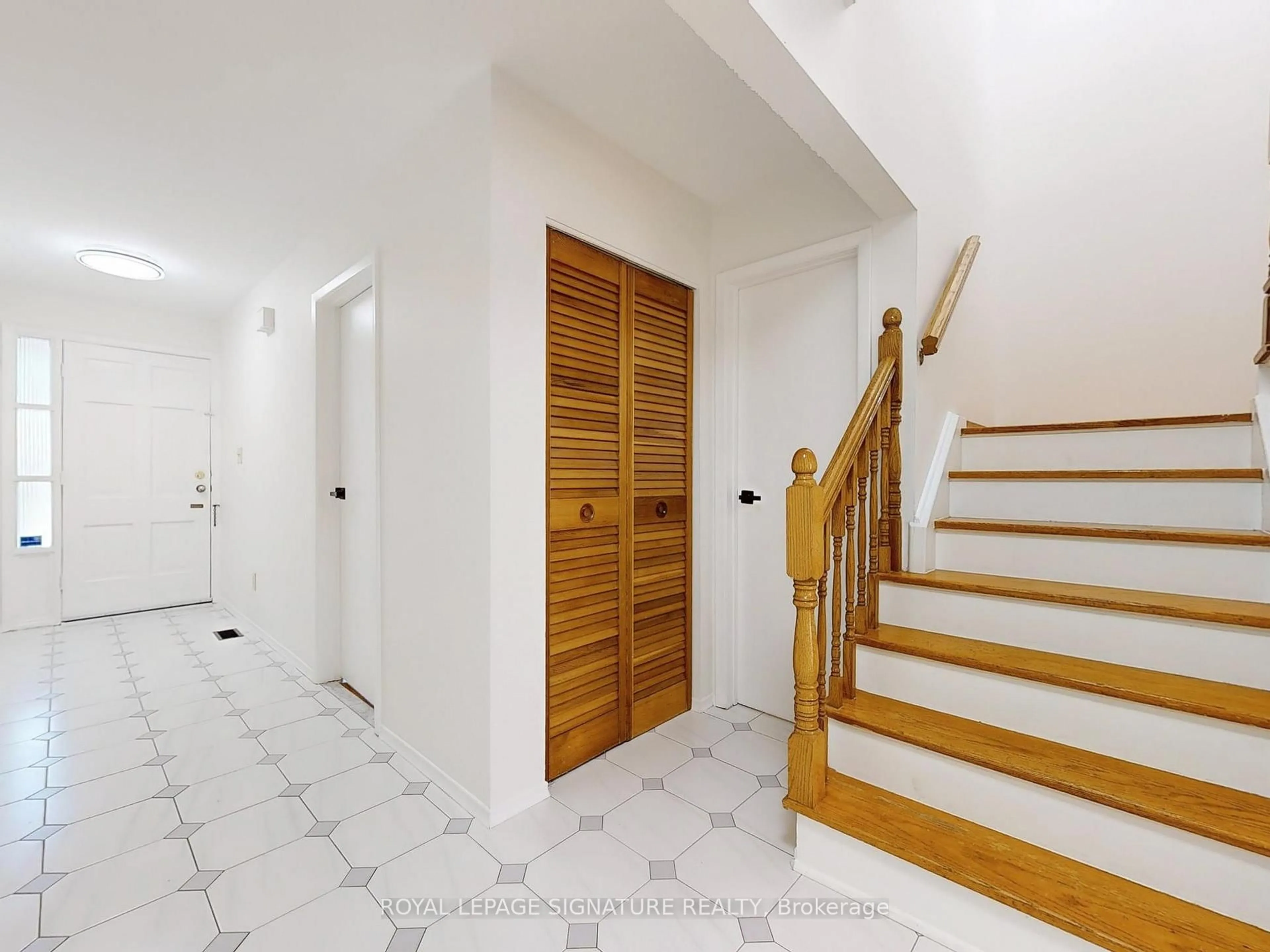 Indoor entryway for 852 Flagship Dr, Mississauga Ontario L4Y 2J4