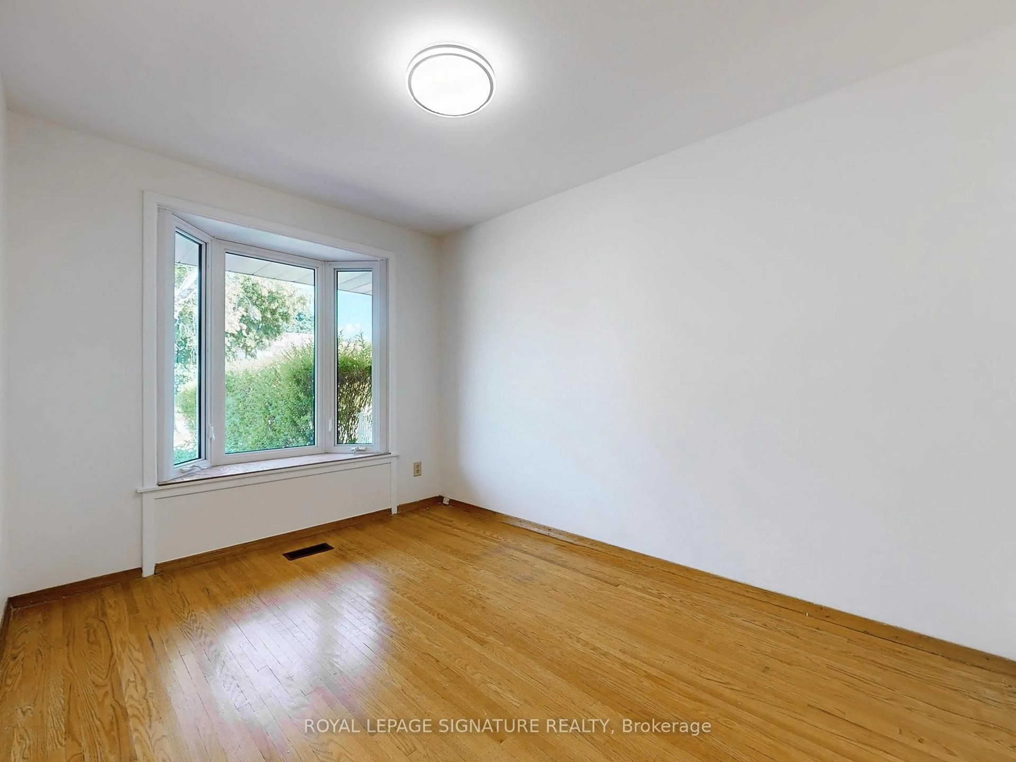 A pic of a room for 852 Flagship Dr, Mississauga Ontario L4Y 2J4