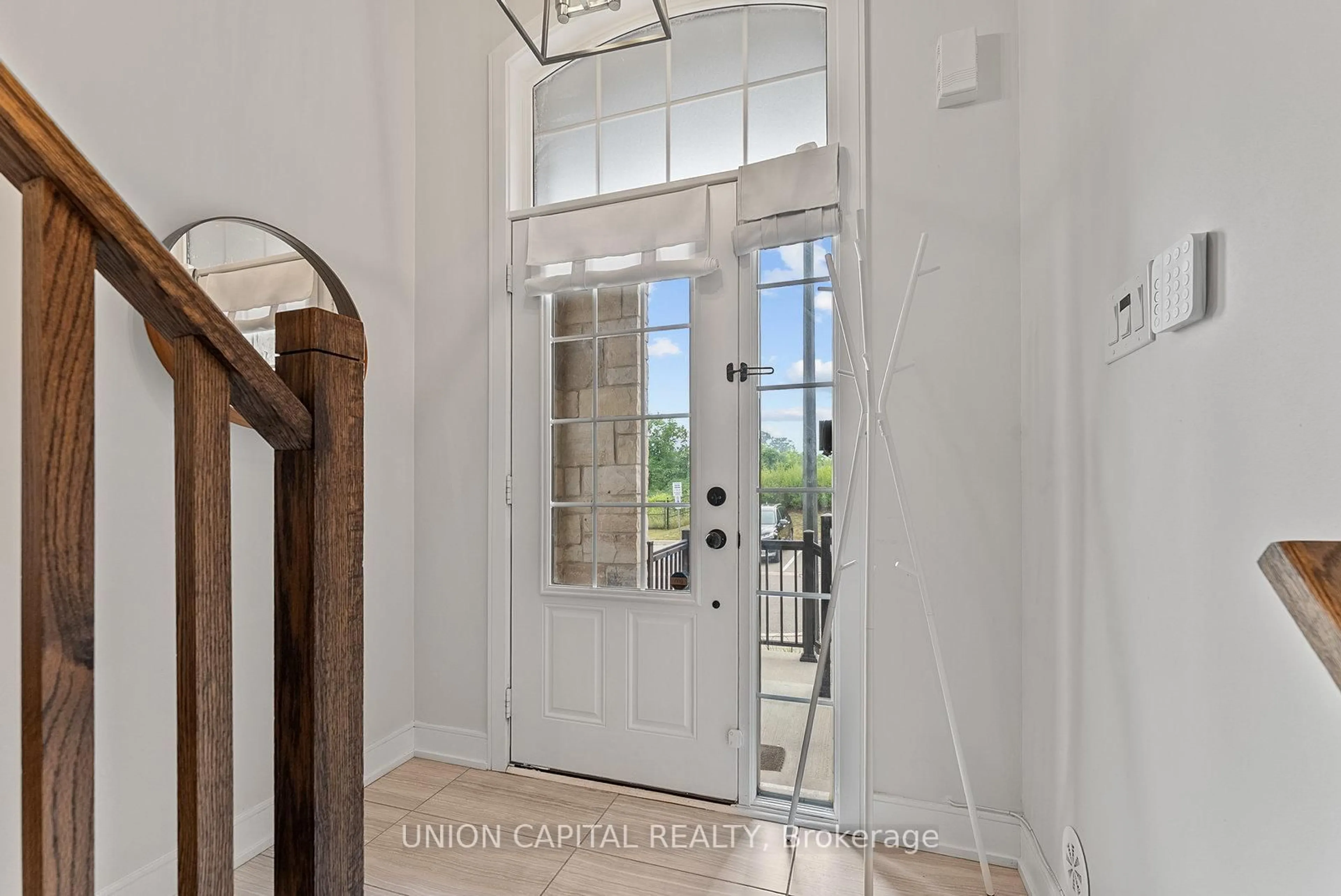 Indoor entryway for 1210 Beachcomber Rd, Mississauga Ontario L5G 0B5