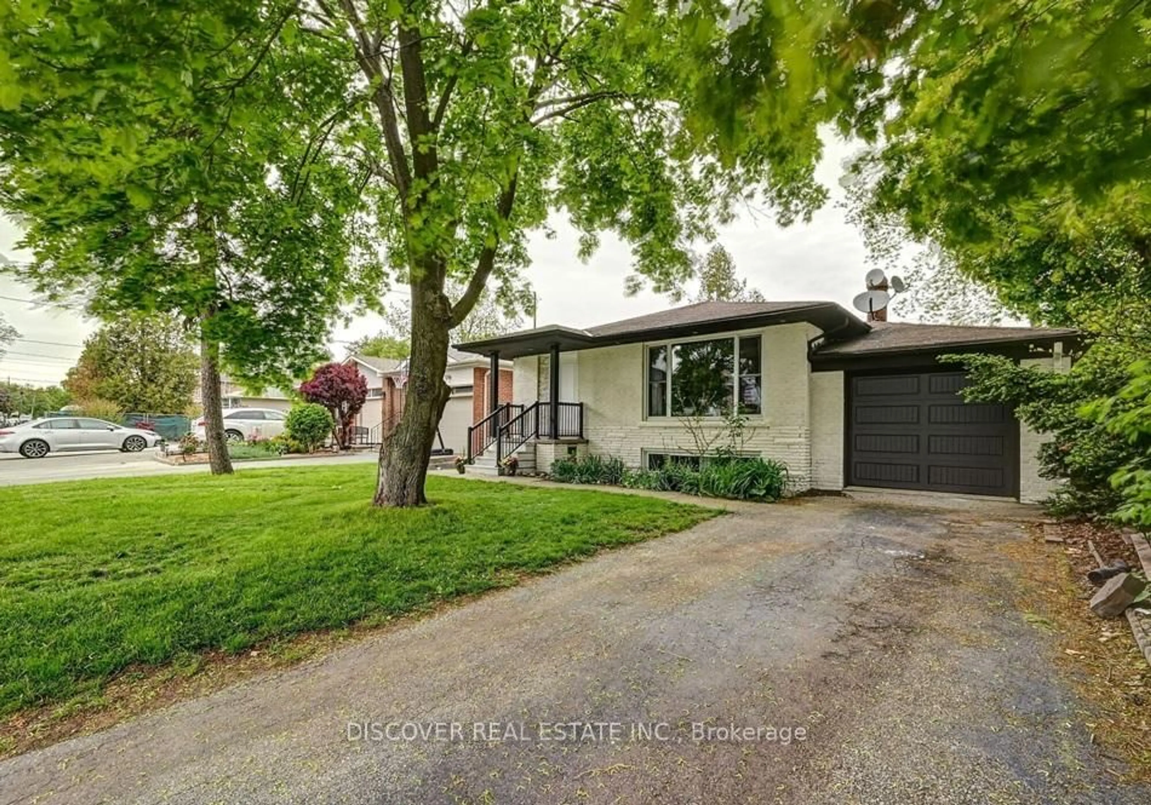 Home with brick exterior material, street for 1023 Caven St, Mississauga Ontario L5G 4J3