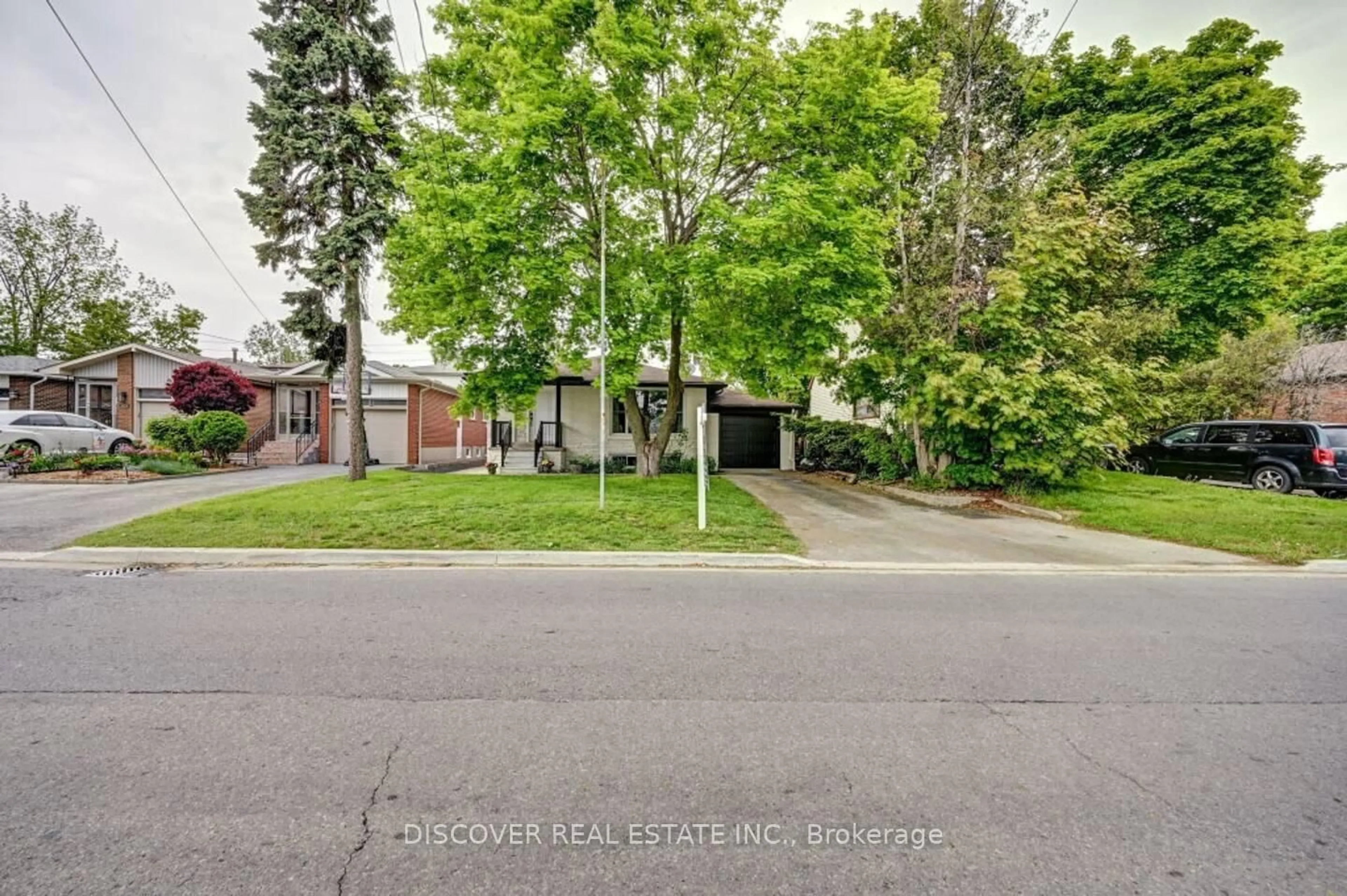 A pic from outside/outdoor area/front of a property/back of a property/a pic from drone, street for 1023 Caven St, Mississauga Ontario L5G 4J3