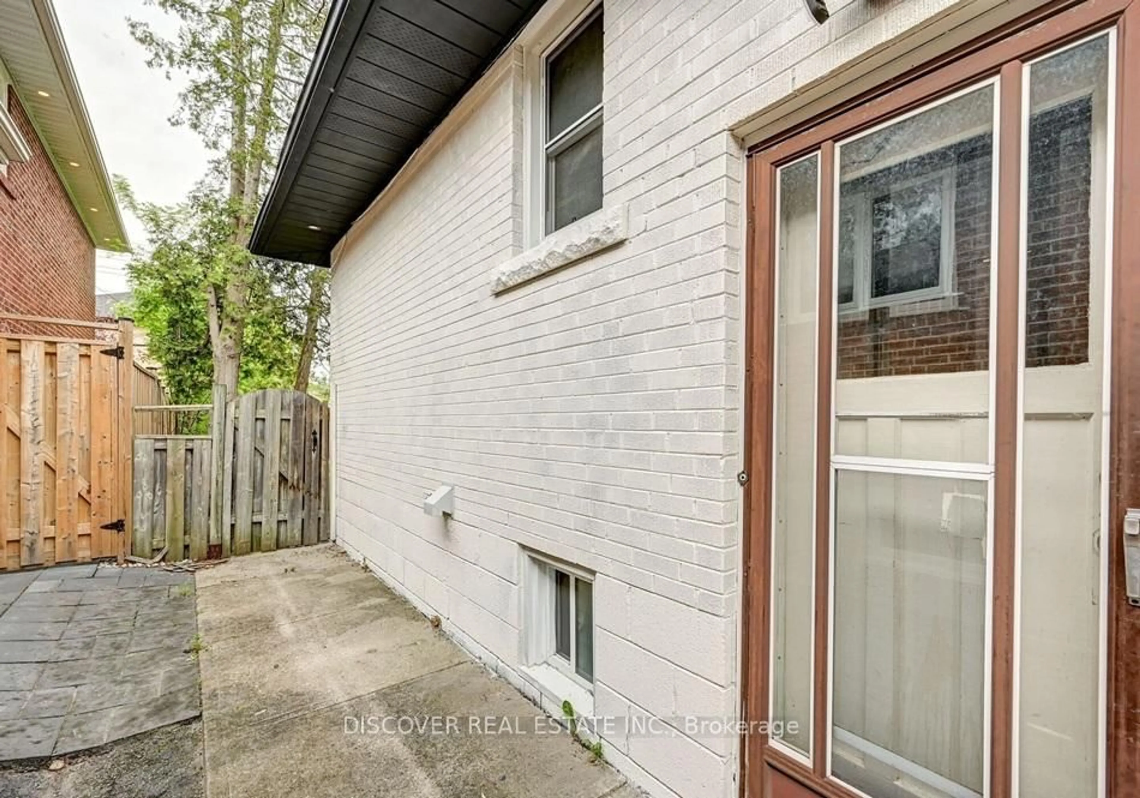 Unknown for 1023 Caven St, Mississauga Ontario L5G 4J3