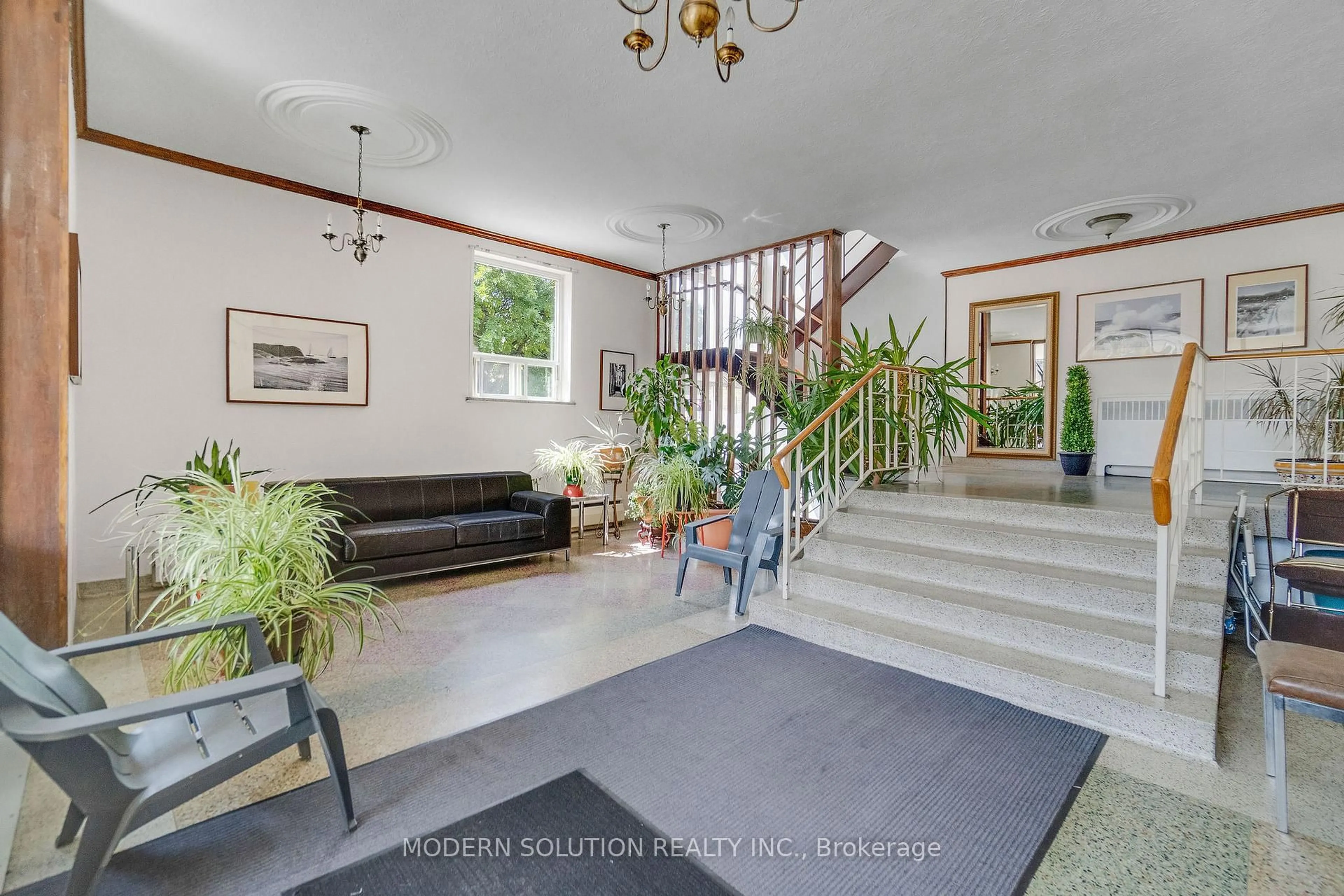 Indoor foyer for 8 Kinsdale Blvd #1, Toronto Ontario M8Y 1T9
