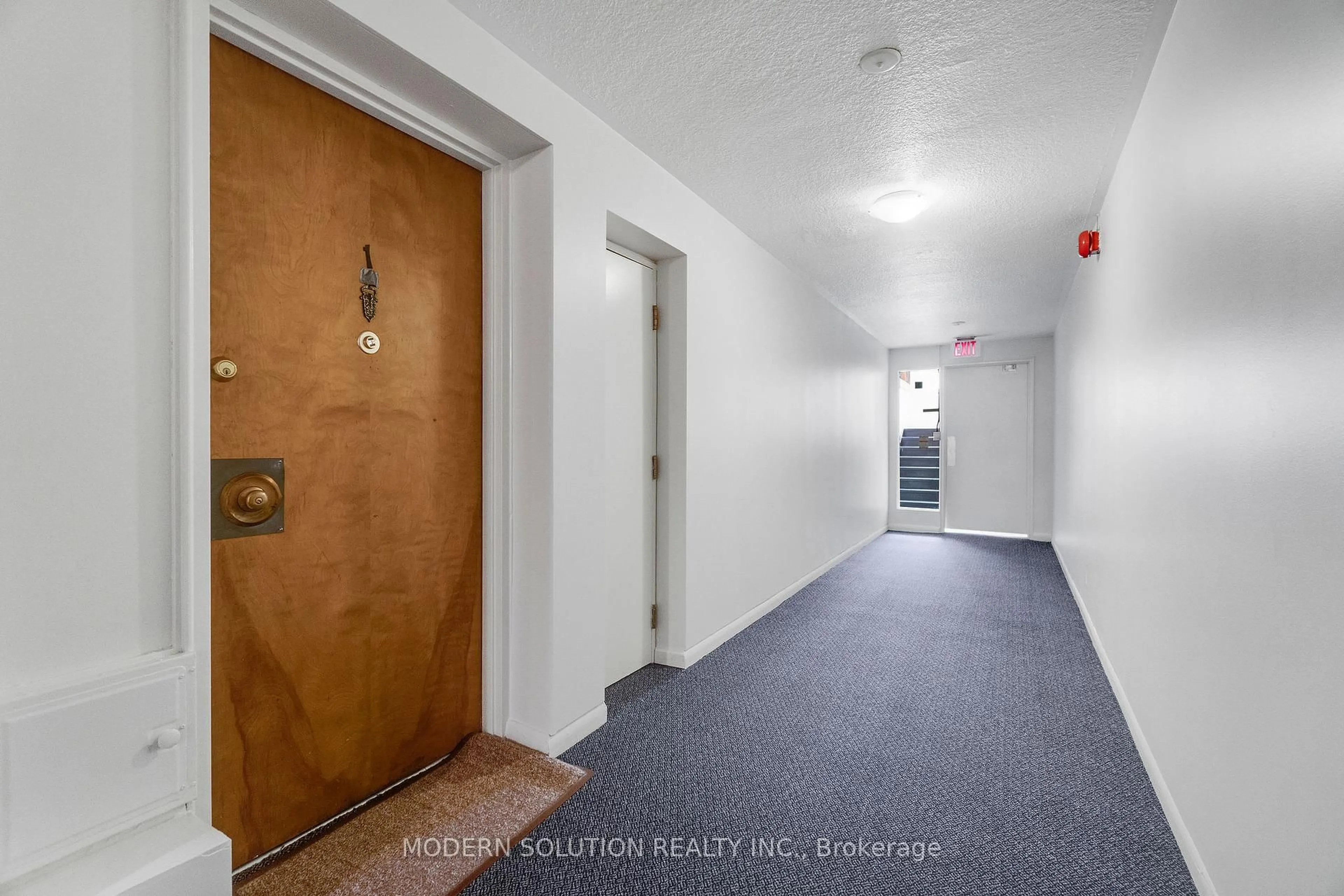 Indoor foyer for 8 Kinsdale Blvd #1, Toronto Ontario M8Y 1T9