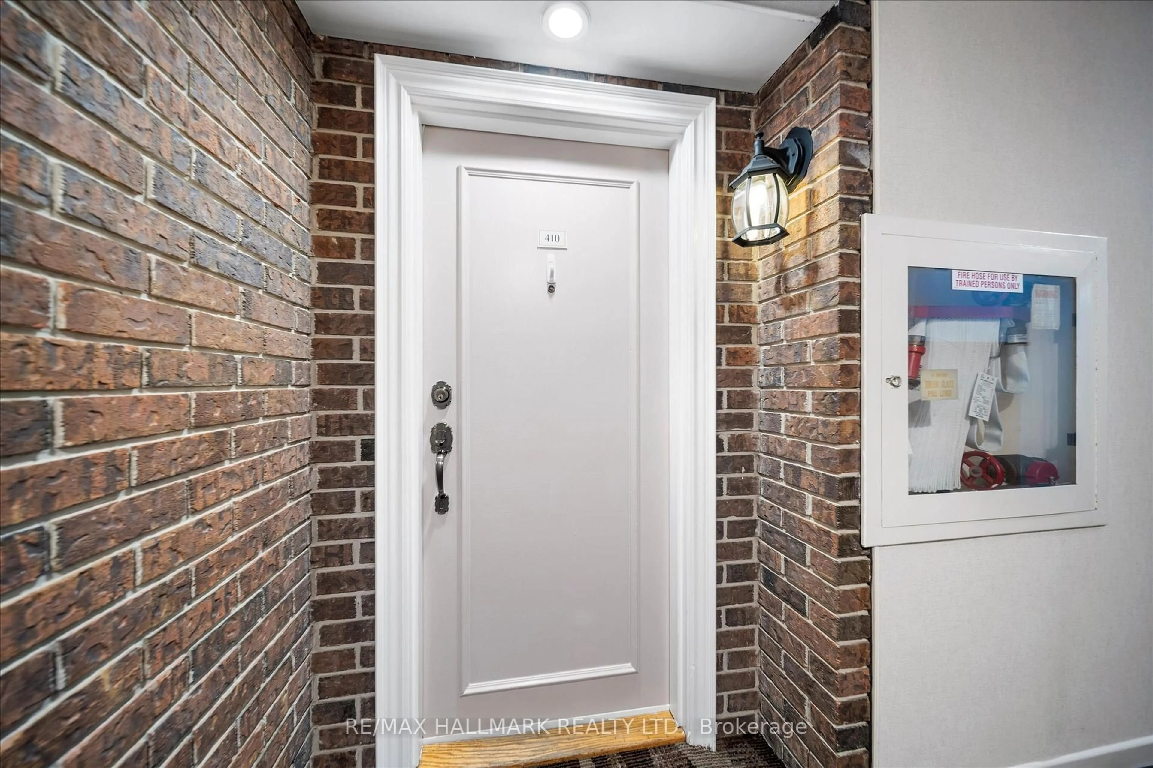 Indoor entryway for 3 Lisa St #410, Brampton Ontario L6T 4A2