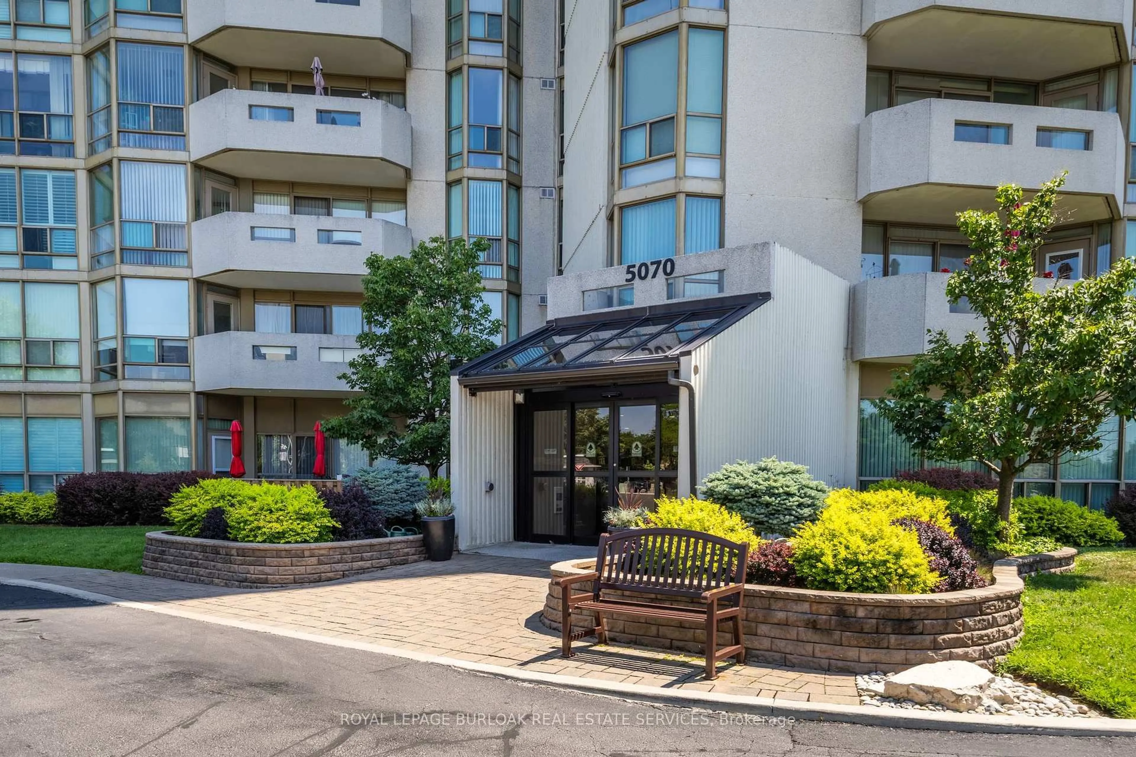 Indoor foyer for 5070 Pinedale Ave #101, Burlington Ontario L7L 5V6