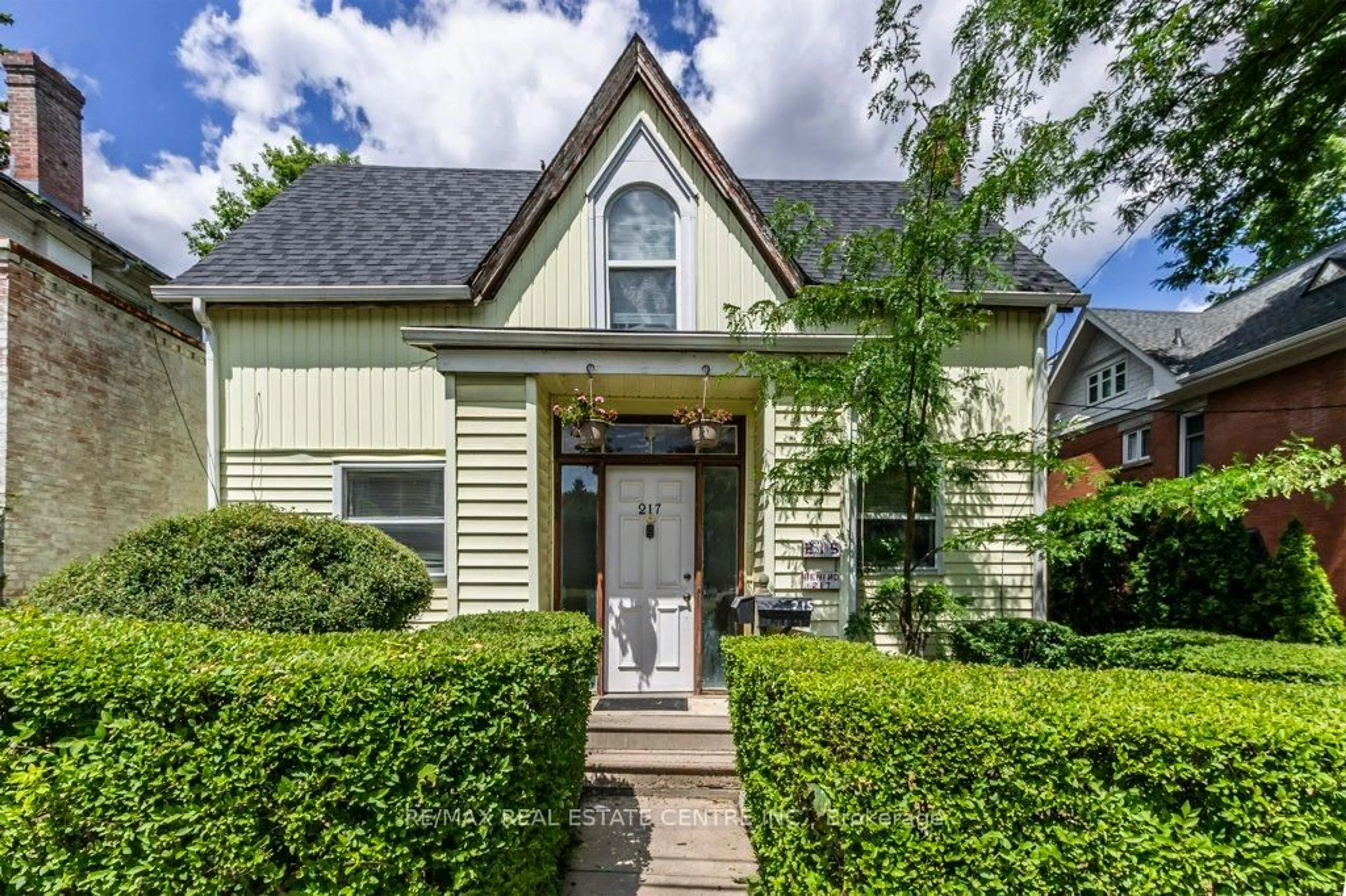 Home with vinyl exterior material, street for 215-217 Queen St, Milton Ontario L9T 1K3