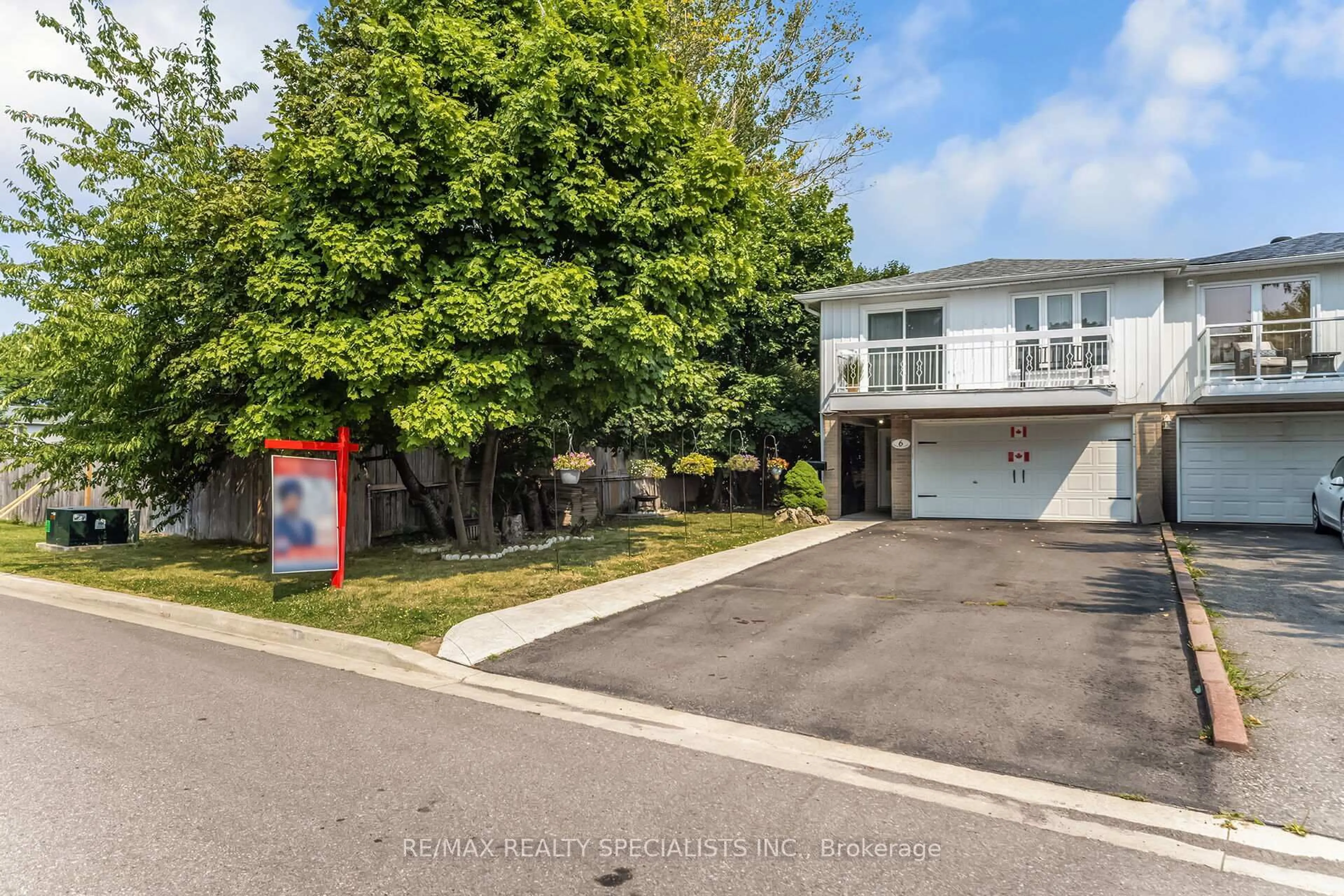 A pic from outside/outdoor area/front of a property/back of a property/a pic from drone, street for 6 Griselda Crt, Brampton Ontario L6S 1M6